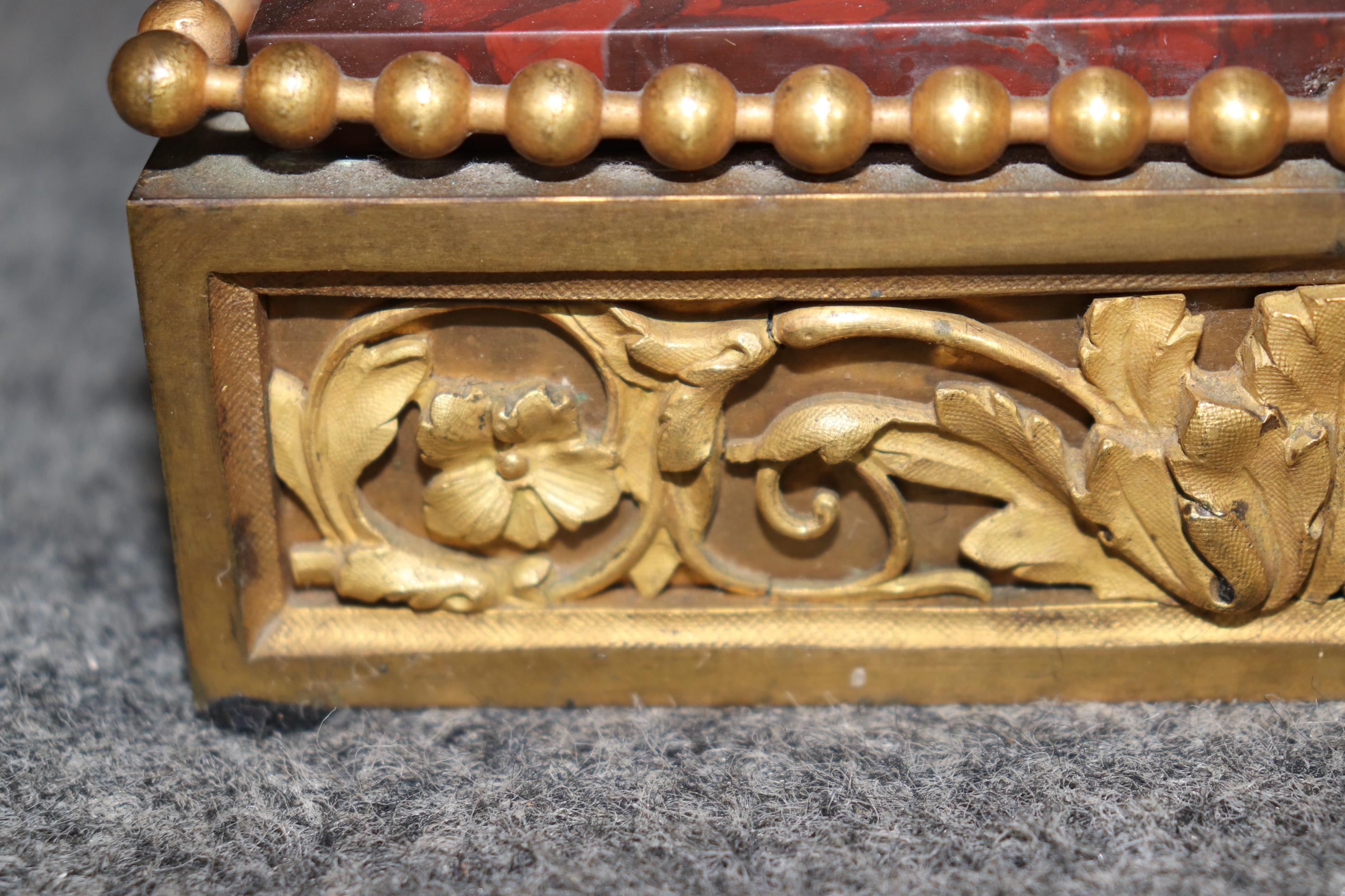 Superbe table d'appoint en forme d'urne en marbre rouge et plateau en verre monté sur bronze en vente 7