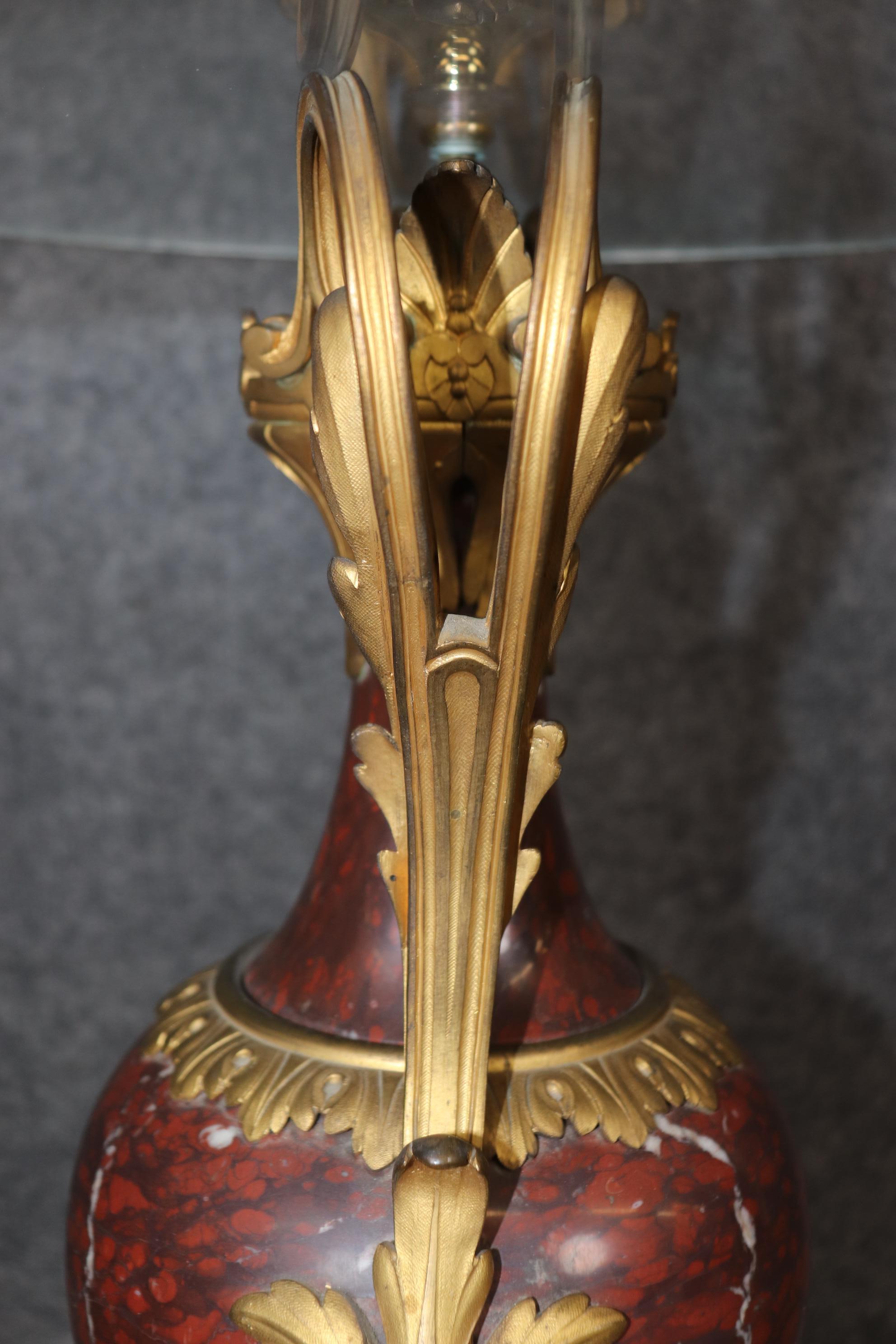 Superbe table d'appoint en forme d'urne en marbre rouge et plateau en verre monté sur bronze en vente 8