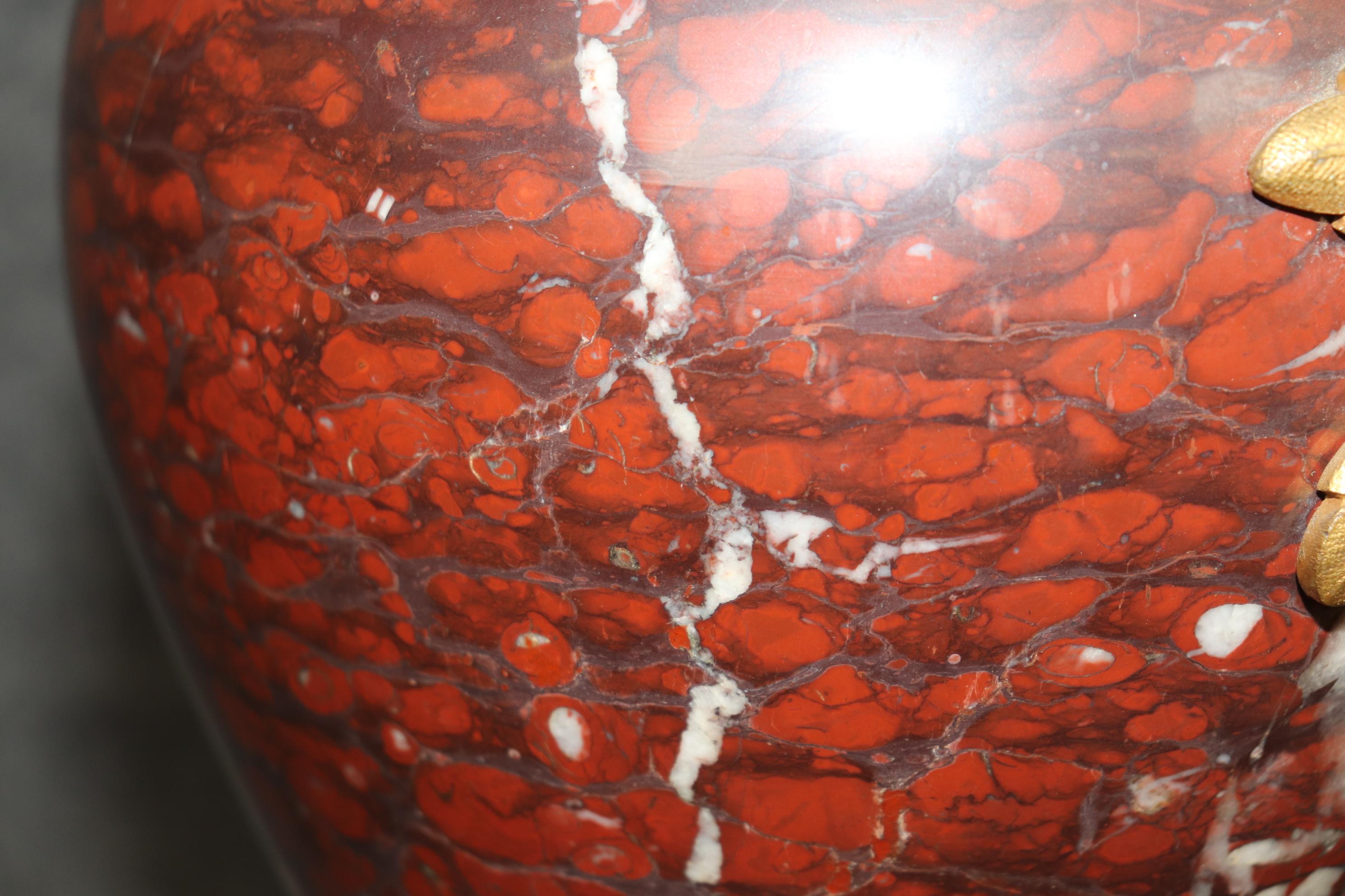 Superbe table d'appoint en forme d'urne en marbre rouge et plateau en verre monté sur bronze en vente 9