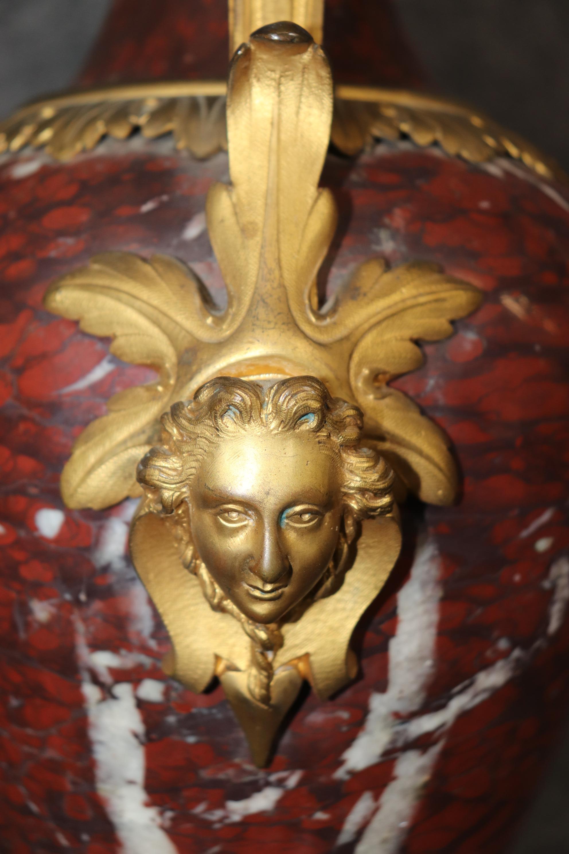 Il s'agit d'une remarquable table d'appoint Dore' en bronze figuratif et marbre rouge. La table présente des figures de jeunes filles superbement moulées et un marbre rouge incroyablement riche, avec un magnifique plateau en verre. Cette table date