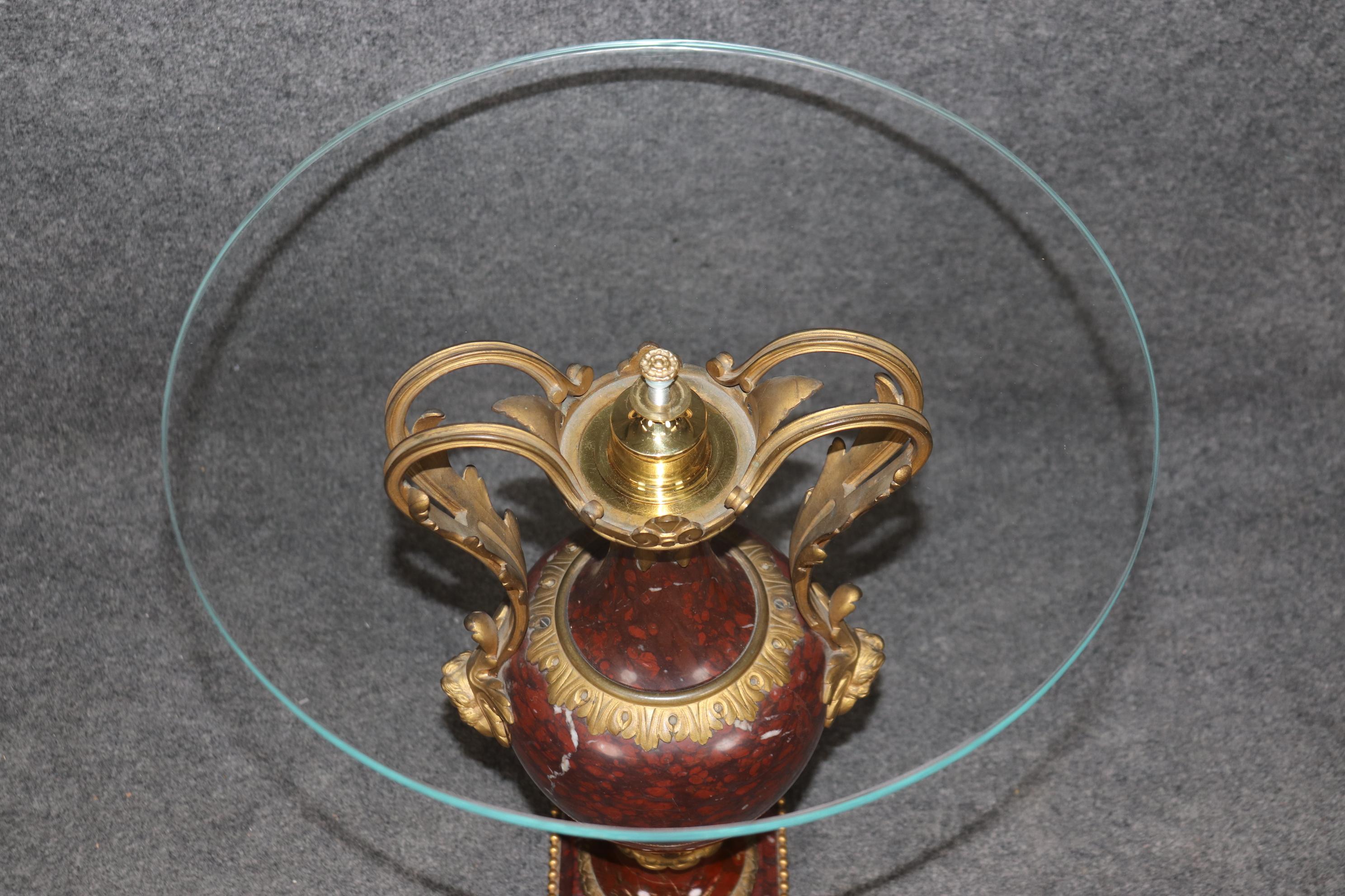 Louis XV Superbe table d'appoint en forme d'urne en marbre rouge et plateau en verre monté sur bronze en vente