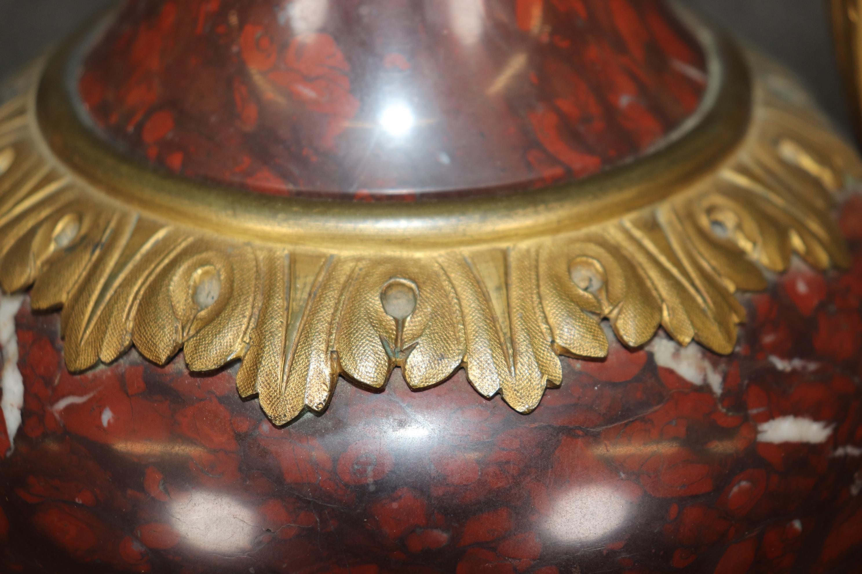 Français Superbe table d'appoint en forme d'urne en marbre rouge et plateau en verre monté sur bronze en vente