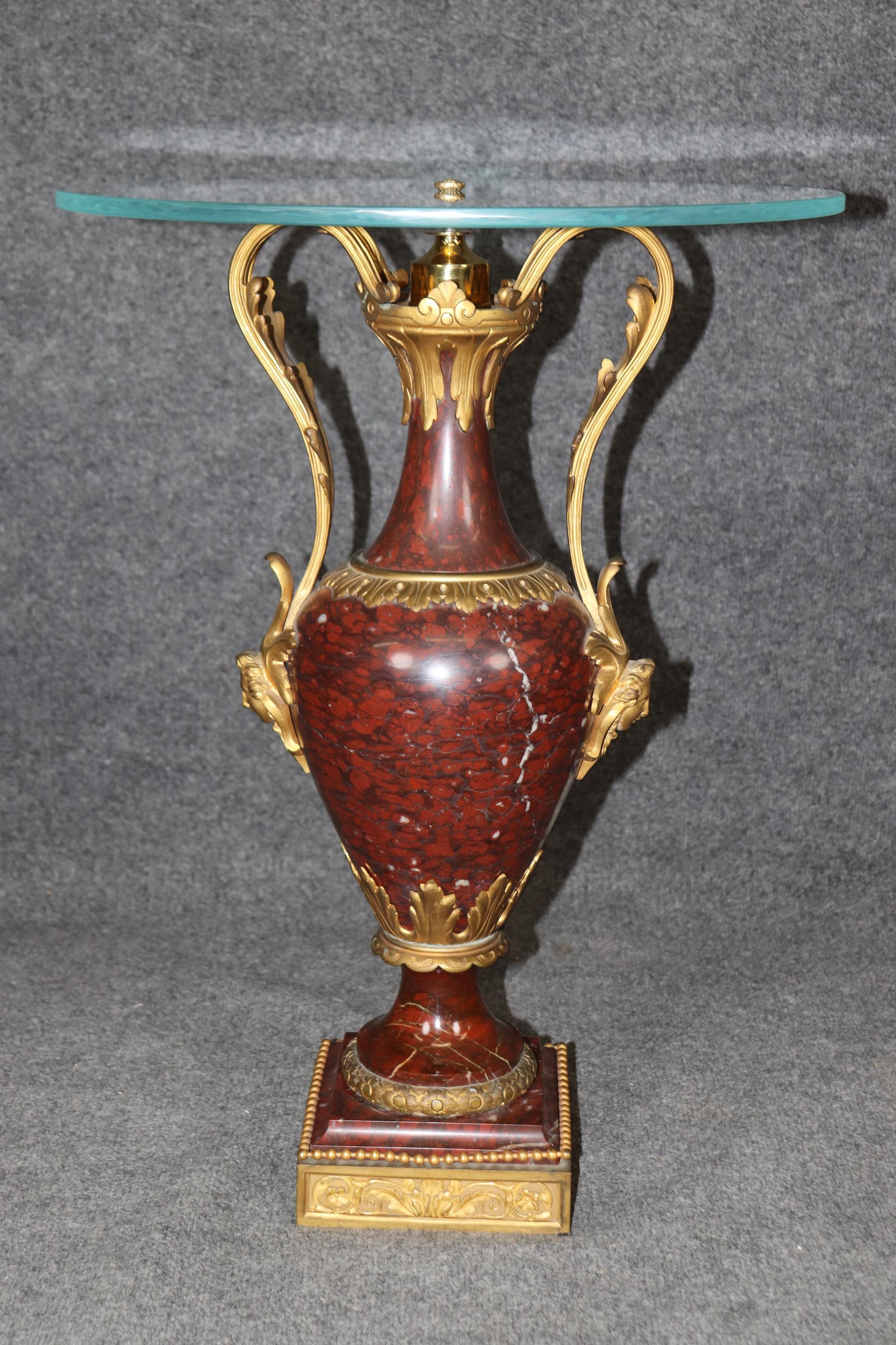 Superbe table d'appoint en forme d'urne en marbre rouge et plateau en verre monté sur bronze Bon état - En vente à Swedesboro, NJ