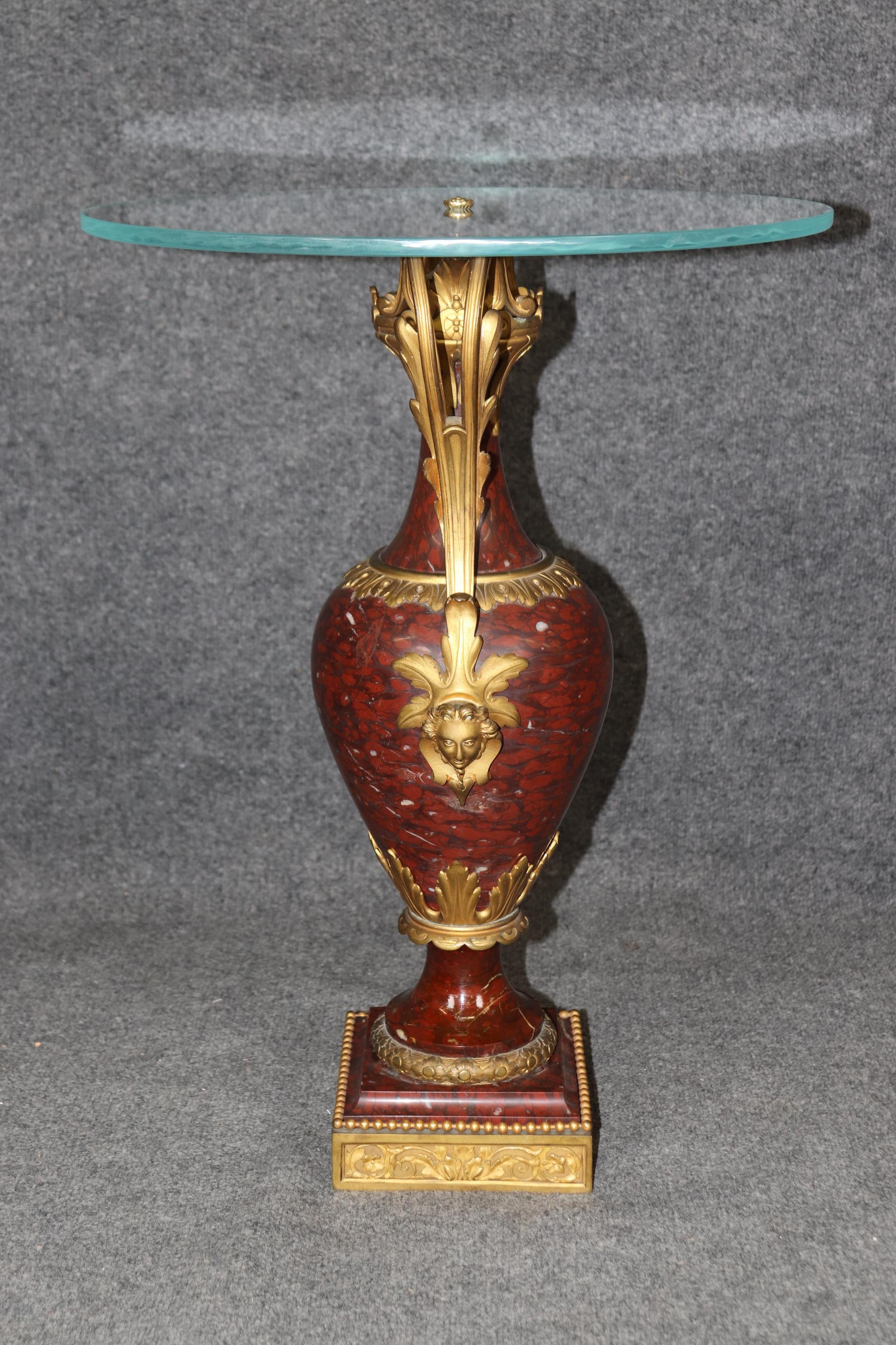 Milieu du XXe siècle Superbe table d'appoint en forme d'urne en marbre rouge et plateau en verre monté sur bronze en vente