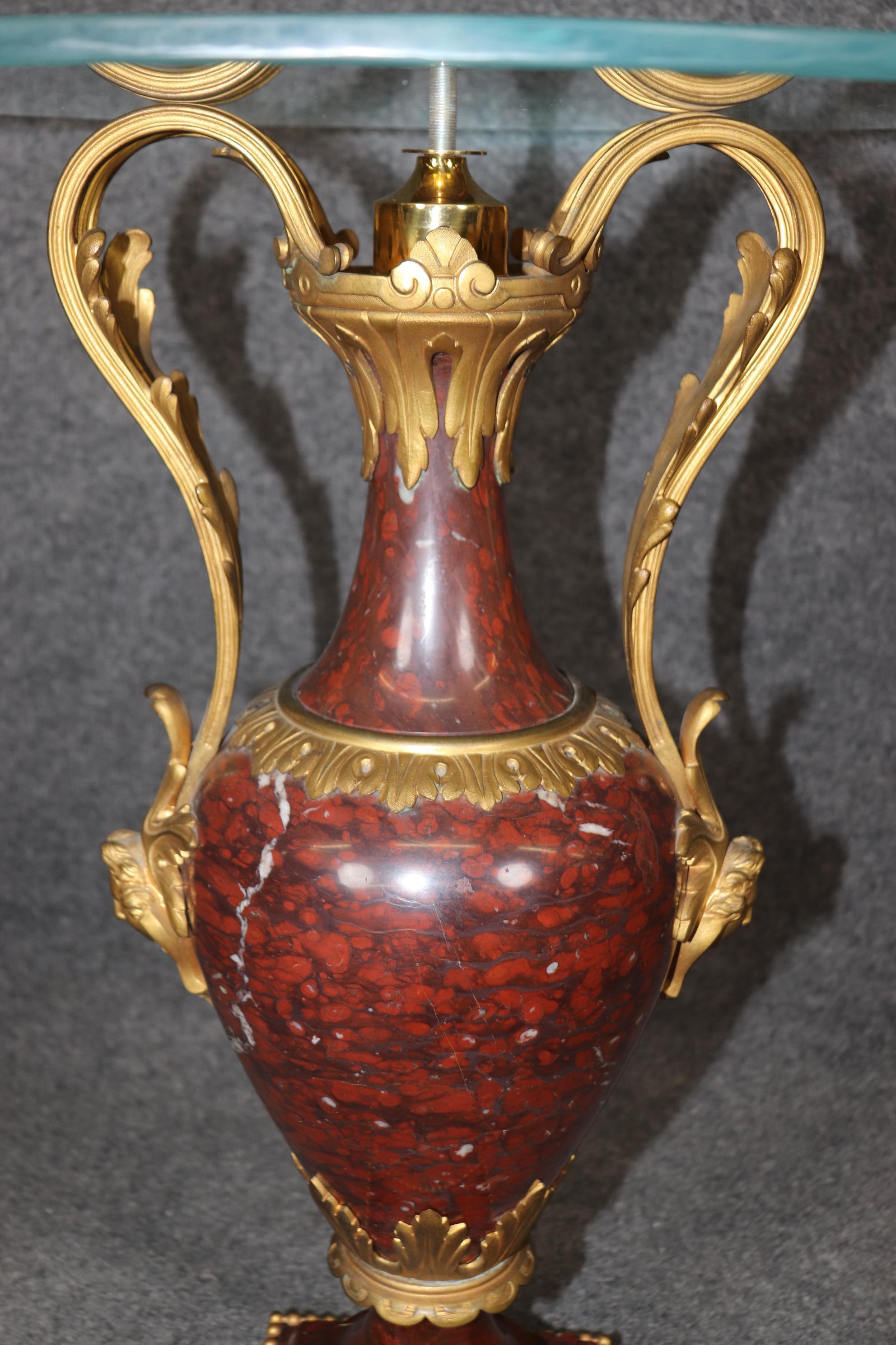 Superbe table d'appoint en forme d'urne en marbre rouge et plateau en verre monté sur bronze en vente 1