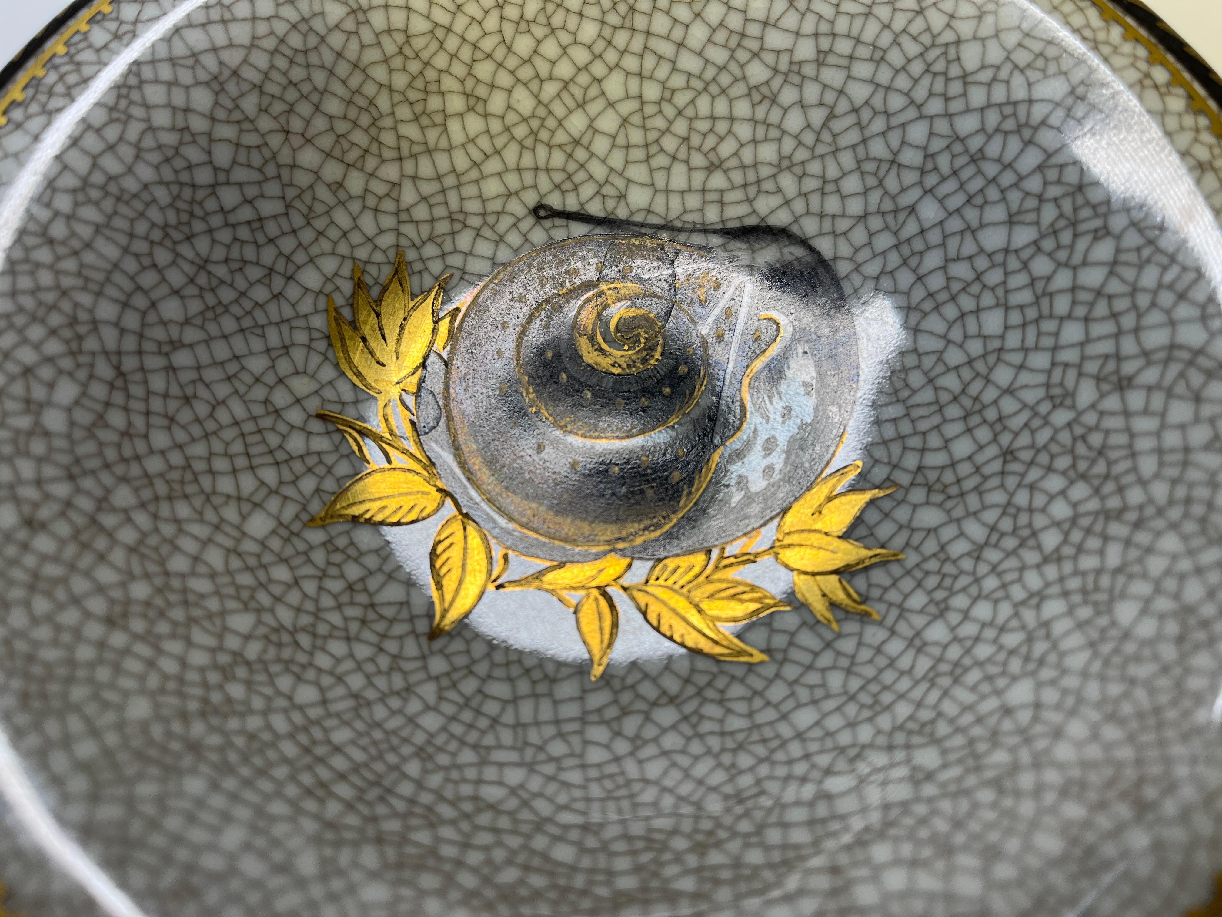 Art déco Superbe plat ornemental à glaçure à craquelures en forme d'escargot doré Royal Copenhagen #2520 en vente