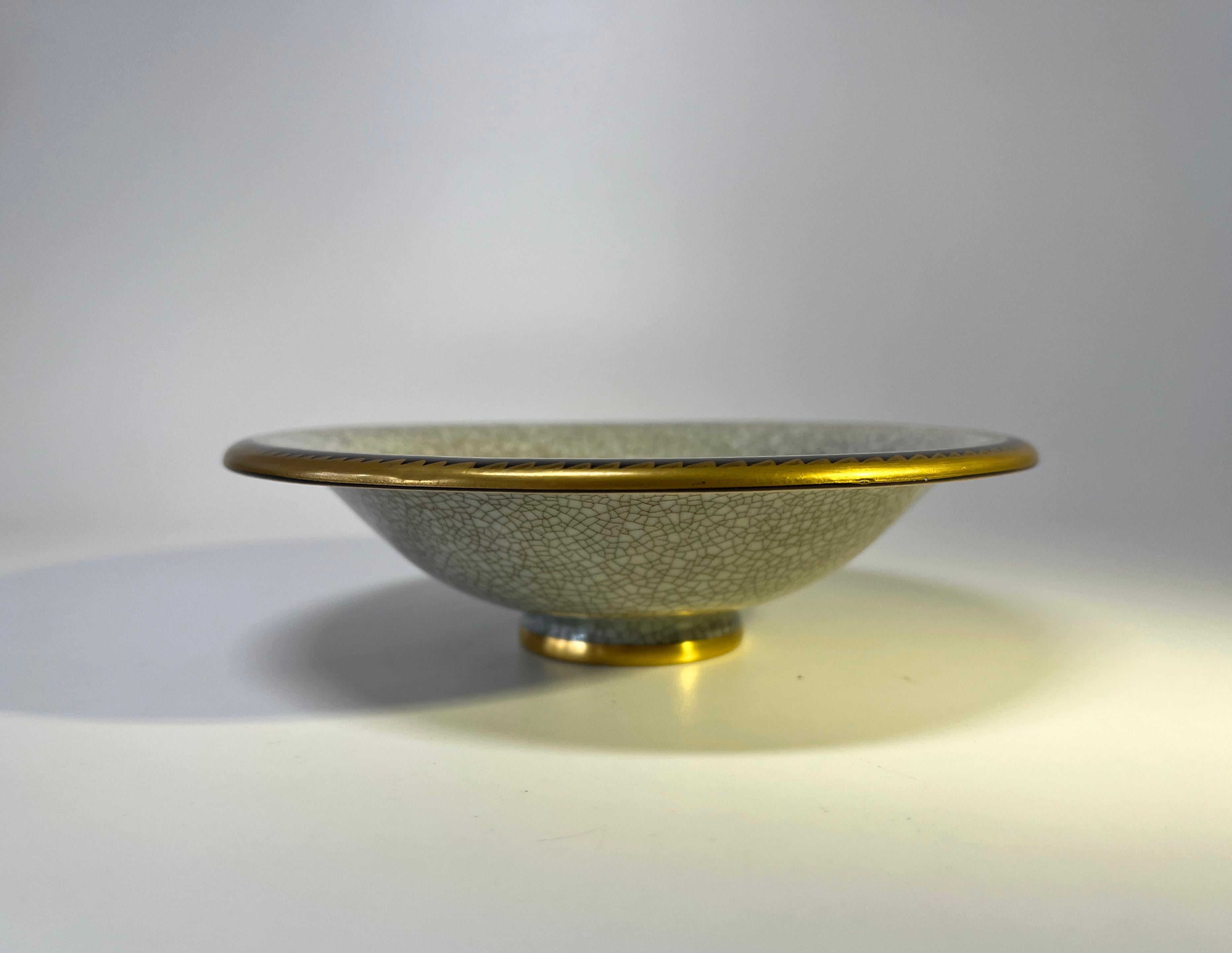 Porcelaine Superbe plat ornemental à glaçure à craquelures en forme d'escargot doré Royal Copenhagen #2520 en vente