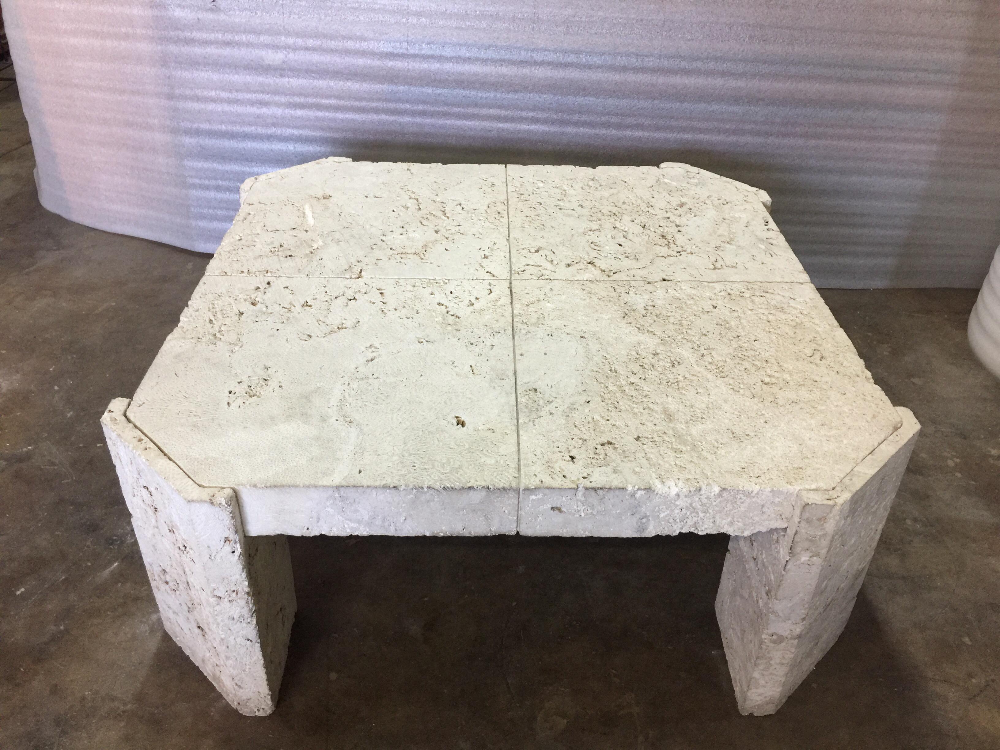 Cette table vintage en pierre naturelle de corail coquina des années 1960 a été trouvée dans une propriété de Fisher Island. Cette table basse est de conception très unique ; elle se compose de quatre bases/jambes d'angle géométriques en pierre