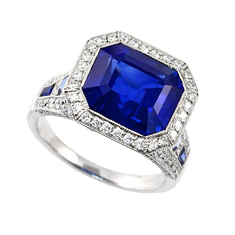 Verlobungsring aus Platin mit herrlichem Saphir und Diamant (Smaragdschliff) im Angebot