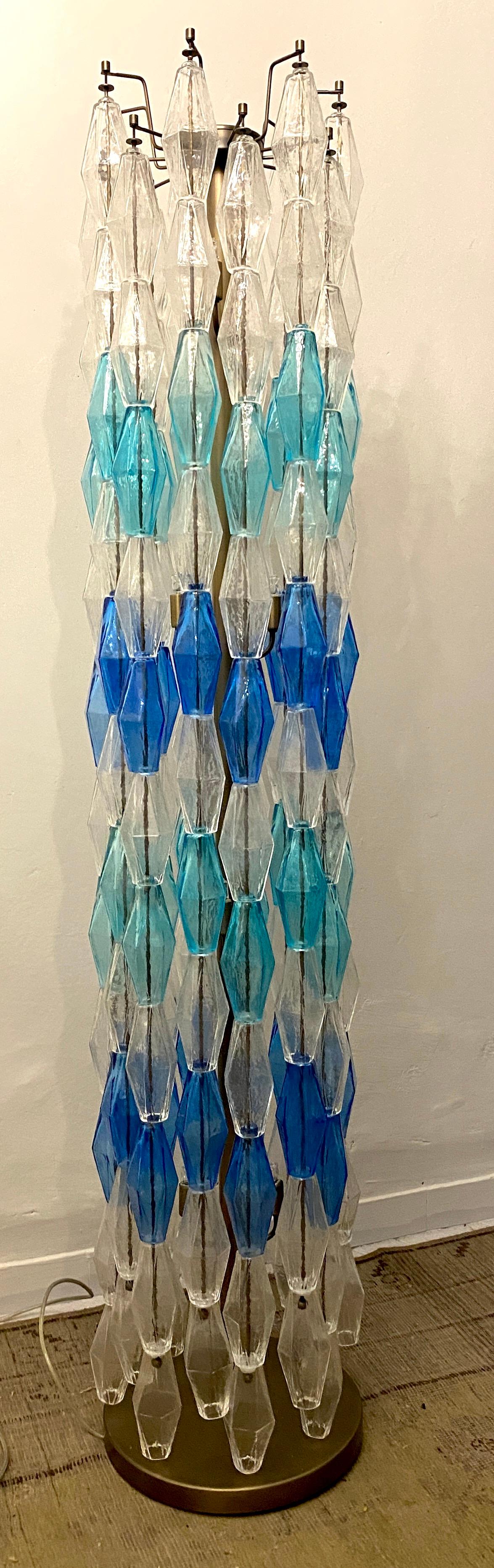 Lámpara de pie Poliedri muy fina con base de color bronce.
Variación de color del zafiro con Poliedro precioso celeste y aguamarina.
Podemos personalizar el marco, pintado de blanco cromado o dorado.
 El precio es por 1 artículo . 
Edición limitada