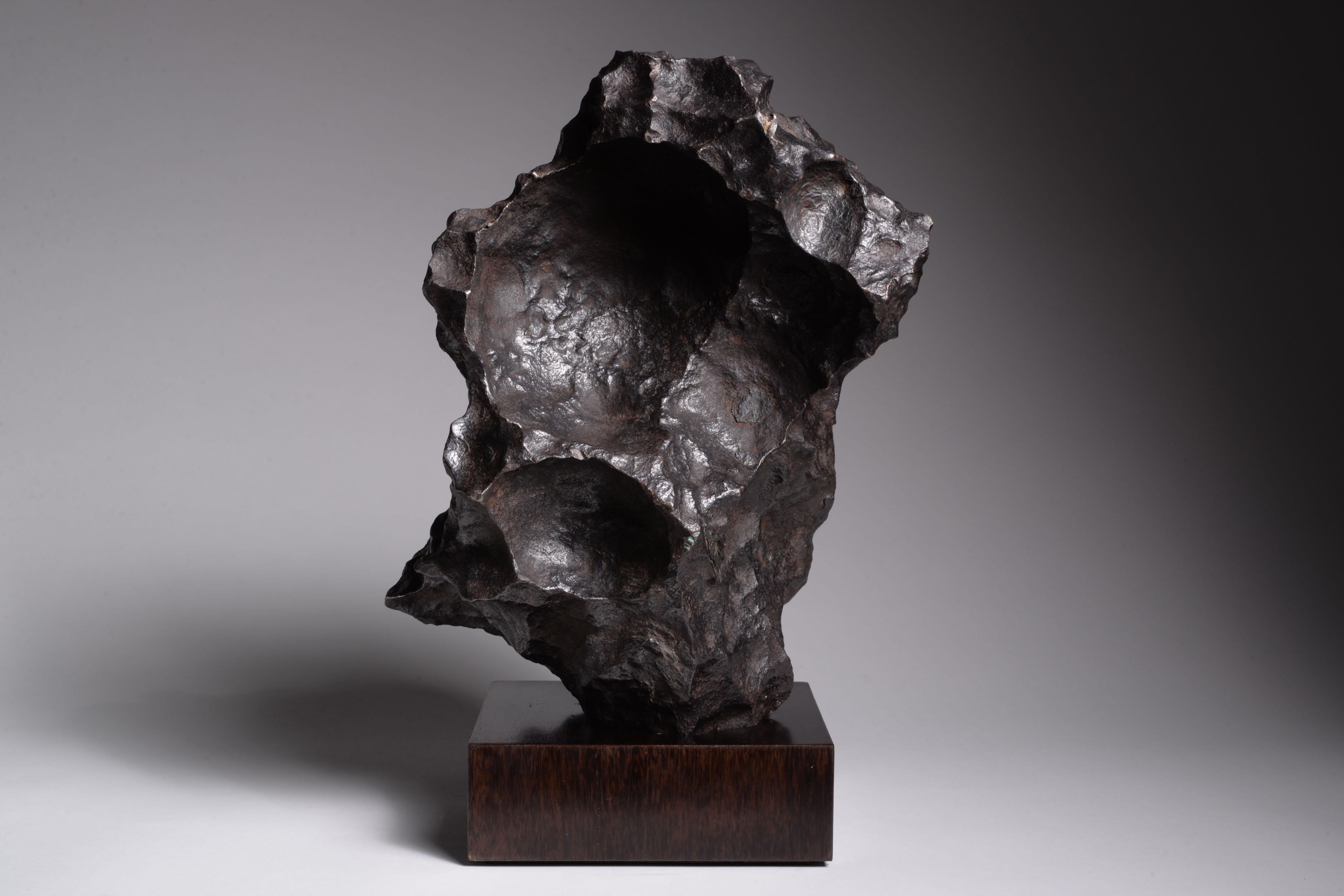 Gibeon meteorite
Iron, fine octahedrite - group IVA
Measures: 31.7 x 21.1 x 19.5 cm
37.28 kg

“This fragment of the Gibeon iron from Namibia exhibits the characteristic well-sculptured shape of Gibeon specimens, appreciated by the meteorite