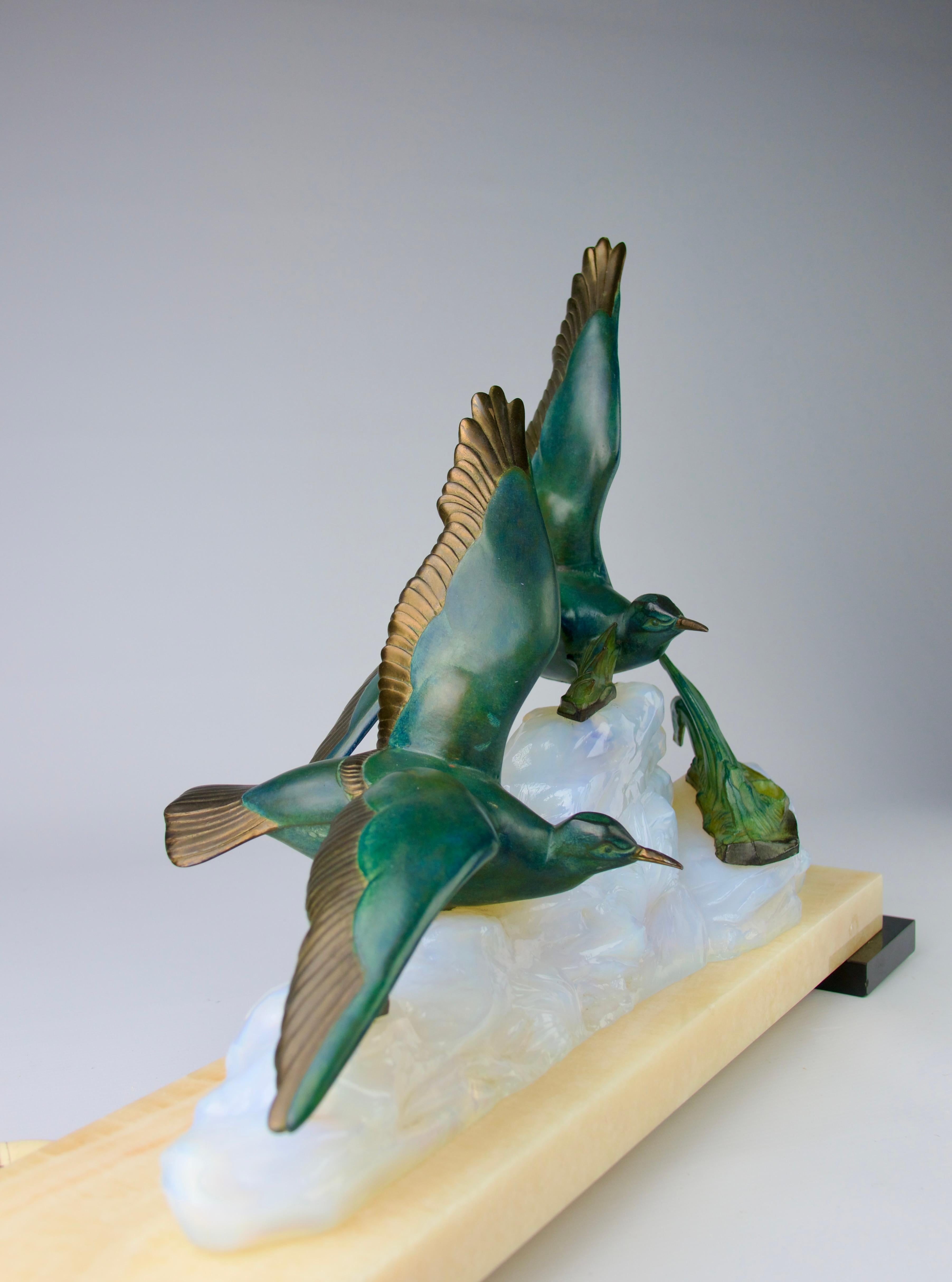 Français Superbe lampe de table mouettes et mer, art déco français des années 1930 en vente