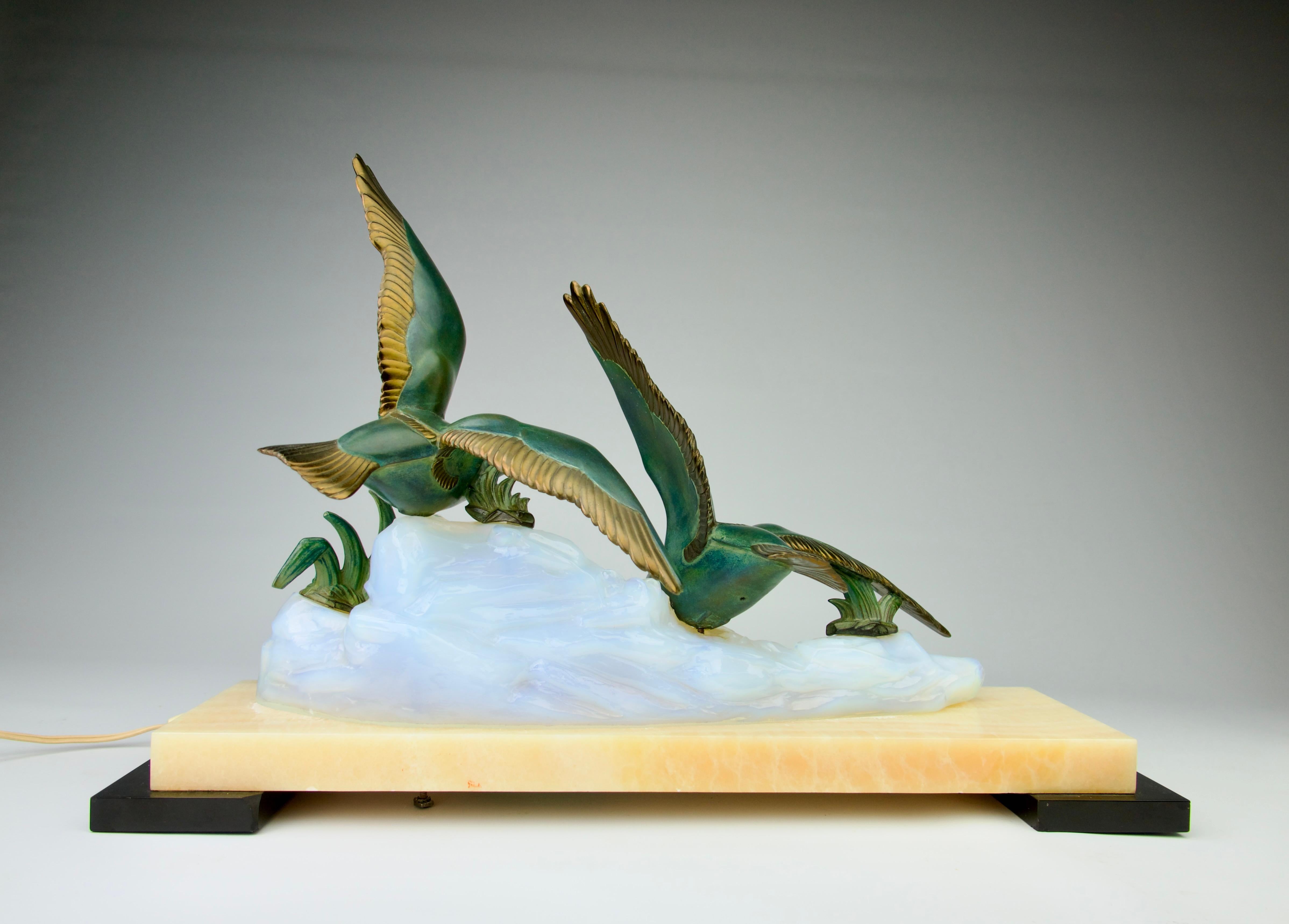 Superbe lampe de table mouettes et mer, art déco français des années 1930 Bon état - En vente à PARIS, FR