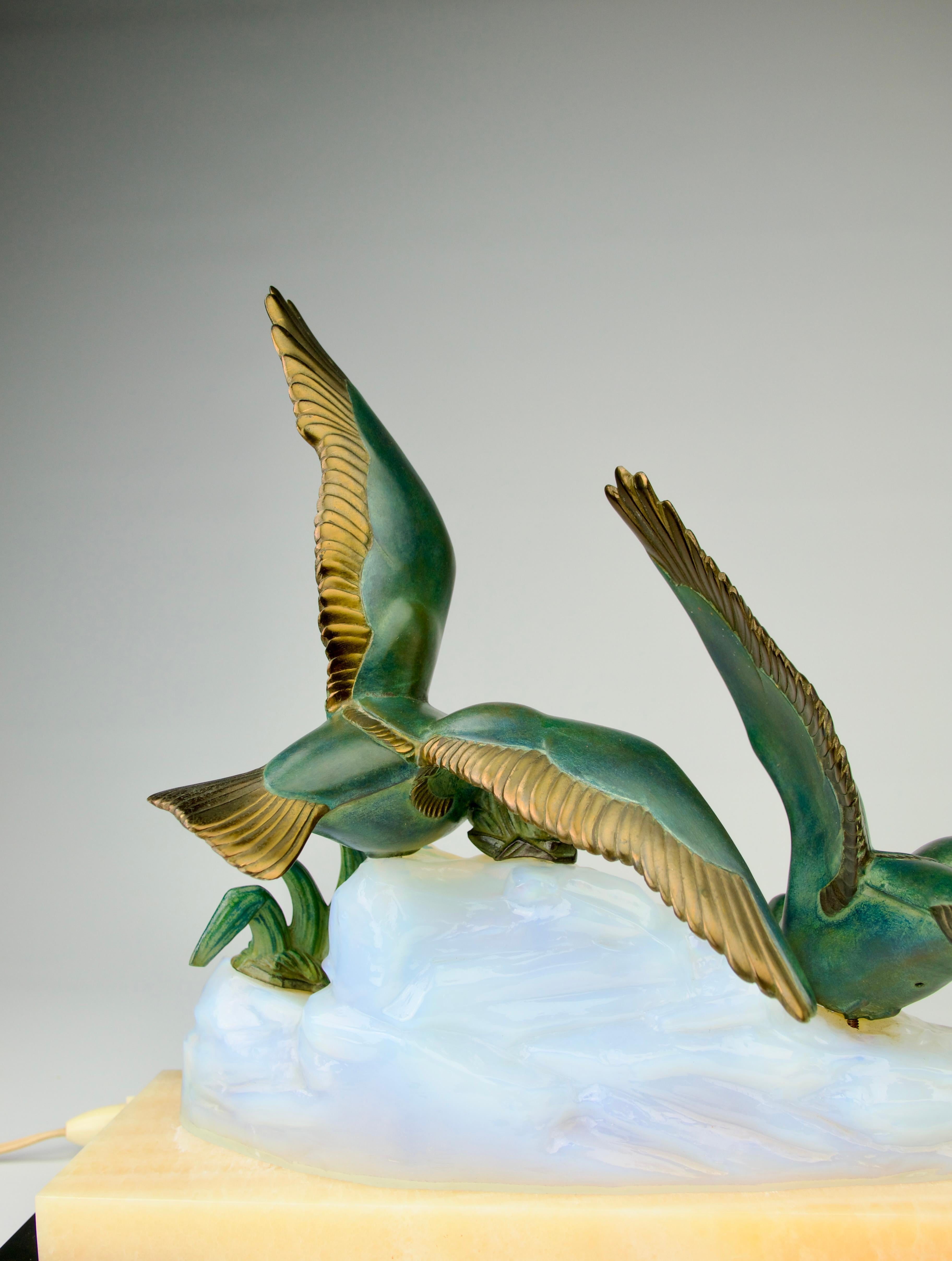 Milieu du XXe siècle Superbe lampe de table mouettes et mer, art déco français des années 1930 en vente