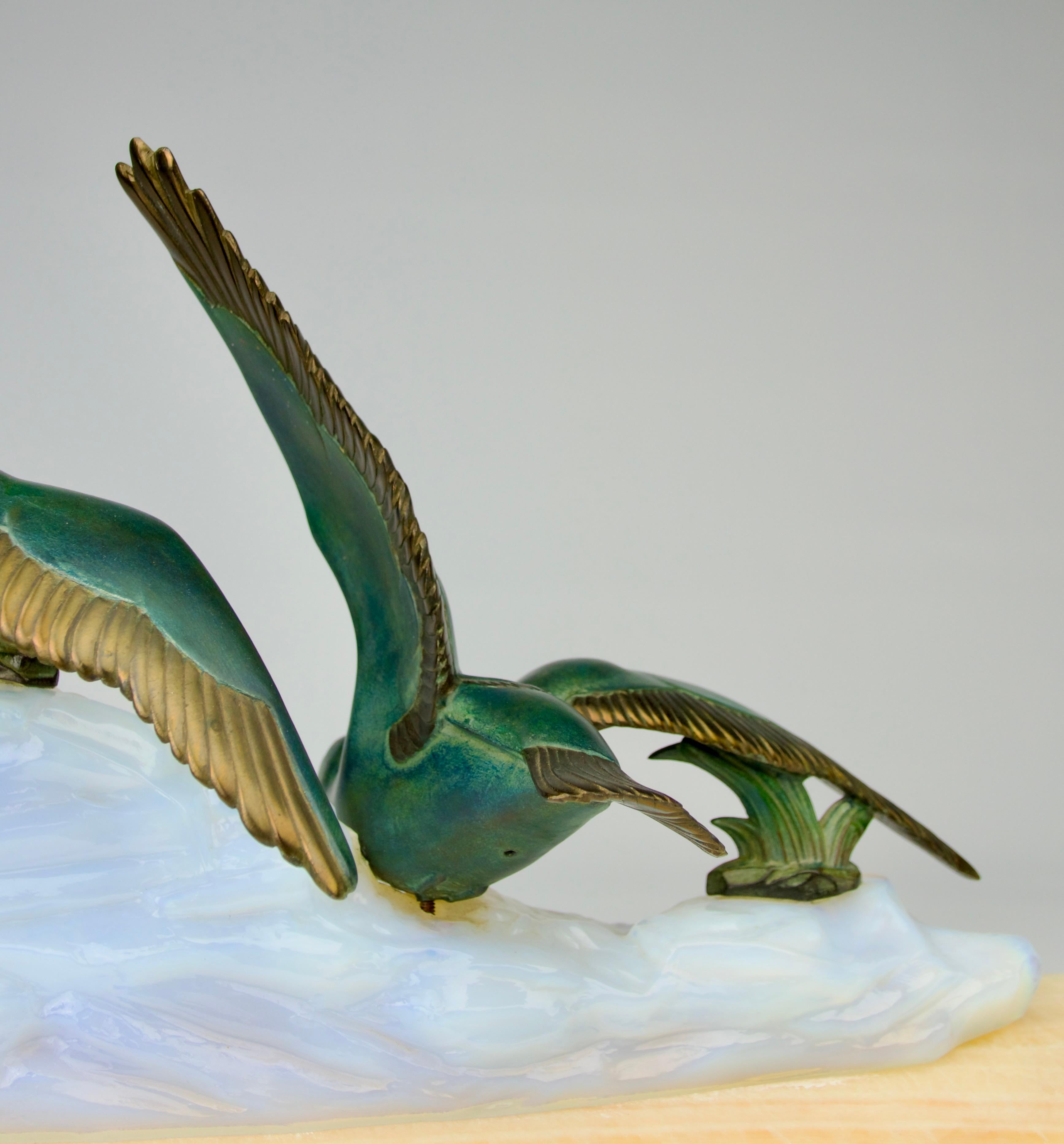 Bronze Superbe lampe de table mouettes et mer, art déco français des années 1930 en vente