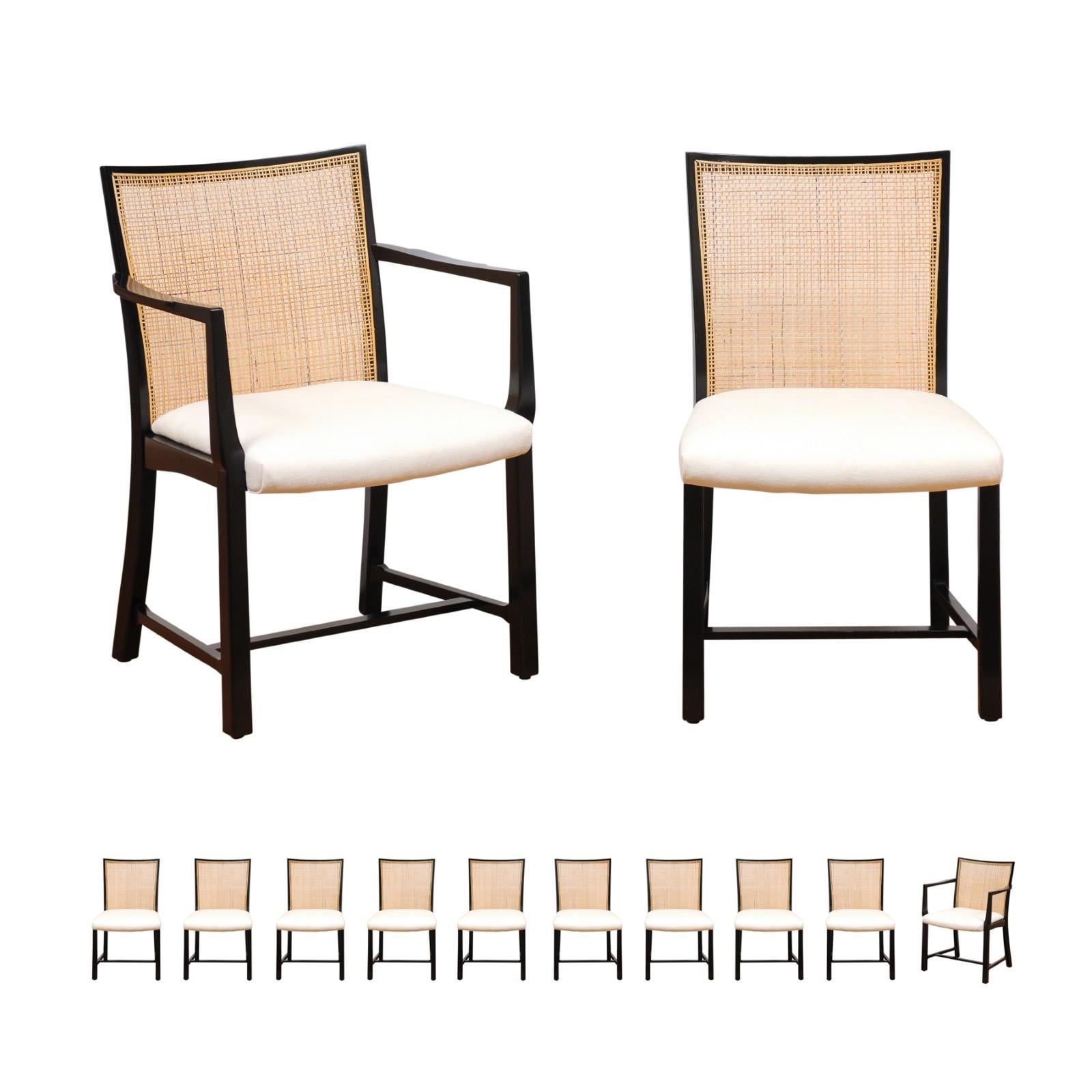 Le plus rare des rares : un ensemble exceptionnel de douze (12) chaises de salle à manger modernes en rotin, restaurées avec soin, par Michael Taylor pour Baker Furniture, vers 1960. L'ensemble se compose de deux (2) chaises d'accueil et de dix (10)