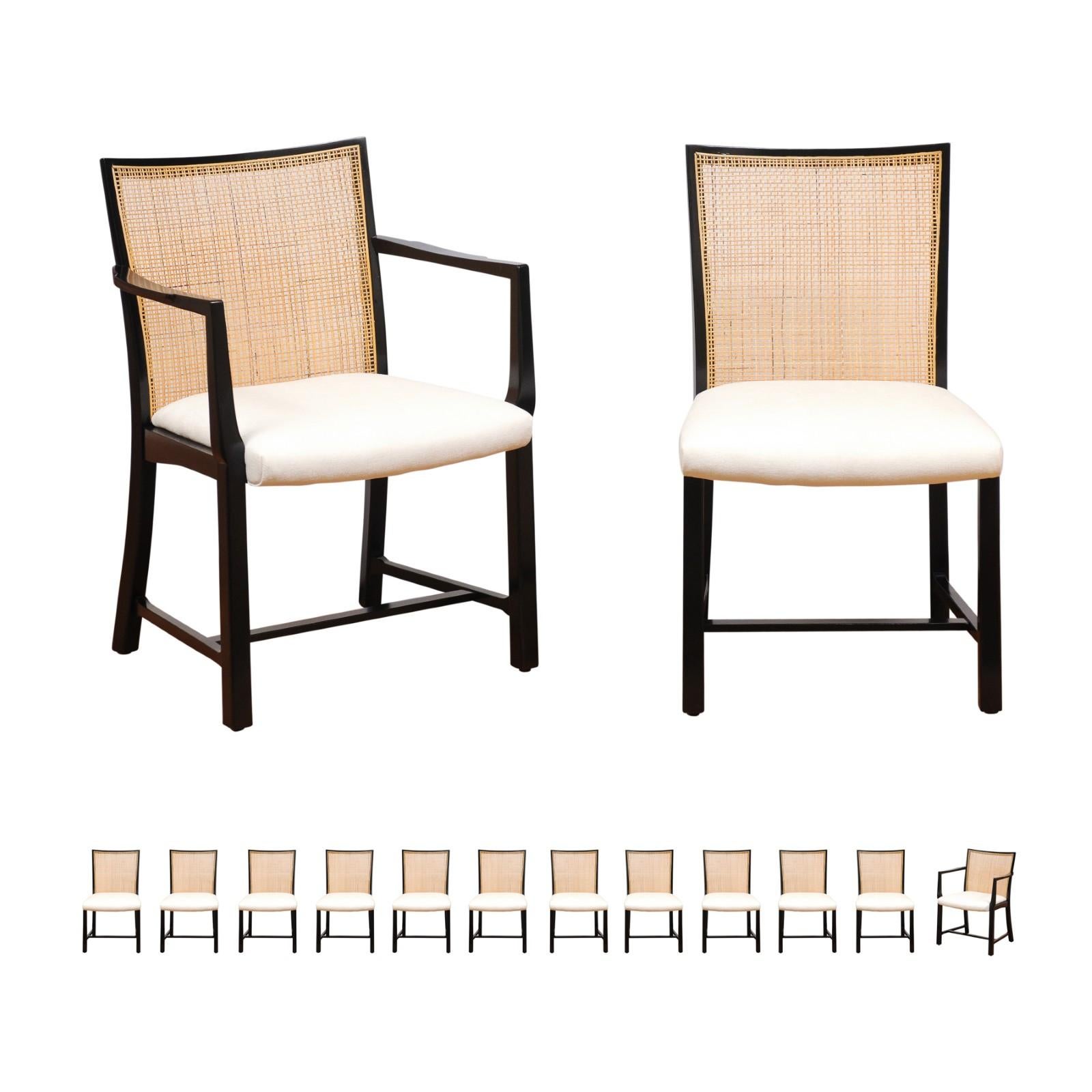 Le plus rare des rares : un ensemble exceptionnel de quatorze (14) chaises de salle à manger modernes en rotin, restaurées avec soin, par Michael Taylor pour Baker Furniture, vers 1960. L'ensemble se compose de deux (2) chaises d'accueil et de douze