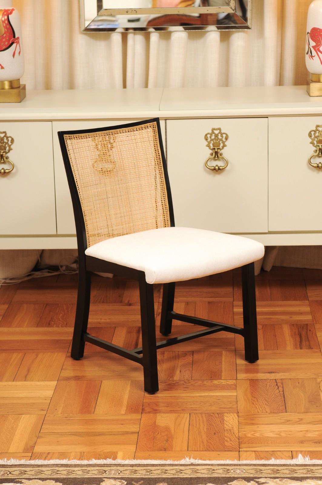 Le plus rare des rares : un exceptionnel ensemble de huit (8) chaises de salle à manger modernes en rotin de Michael Taylor pour Baker Furniture, vers 1960, méticuleusement restauré. L'ensemble comprend TOUTES les chaises latérales. Alors que cette
