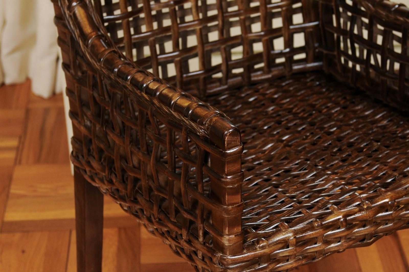Fin du 20e siècle Superbe ensemble de 8 chaises de salle à manger en acajou cérusé et cannage en bois de tabac vieilli en vente