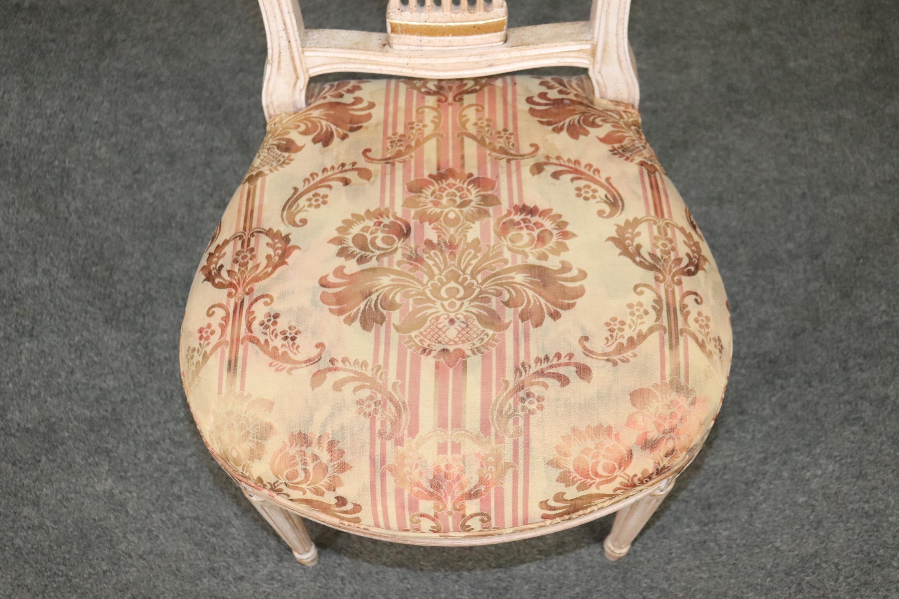 Superbe ensemble de 8 chaises de salle à manger peintes et dorées attribuées à la Maison Jansen en vente 4