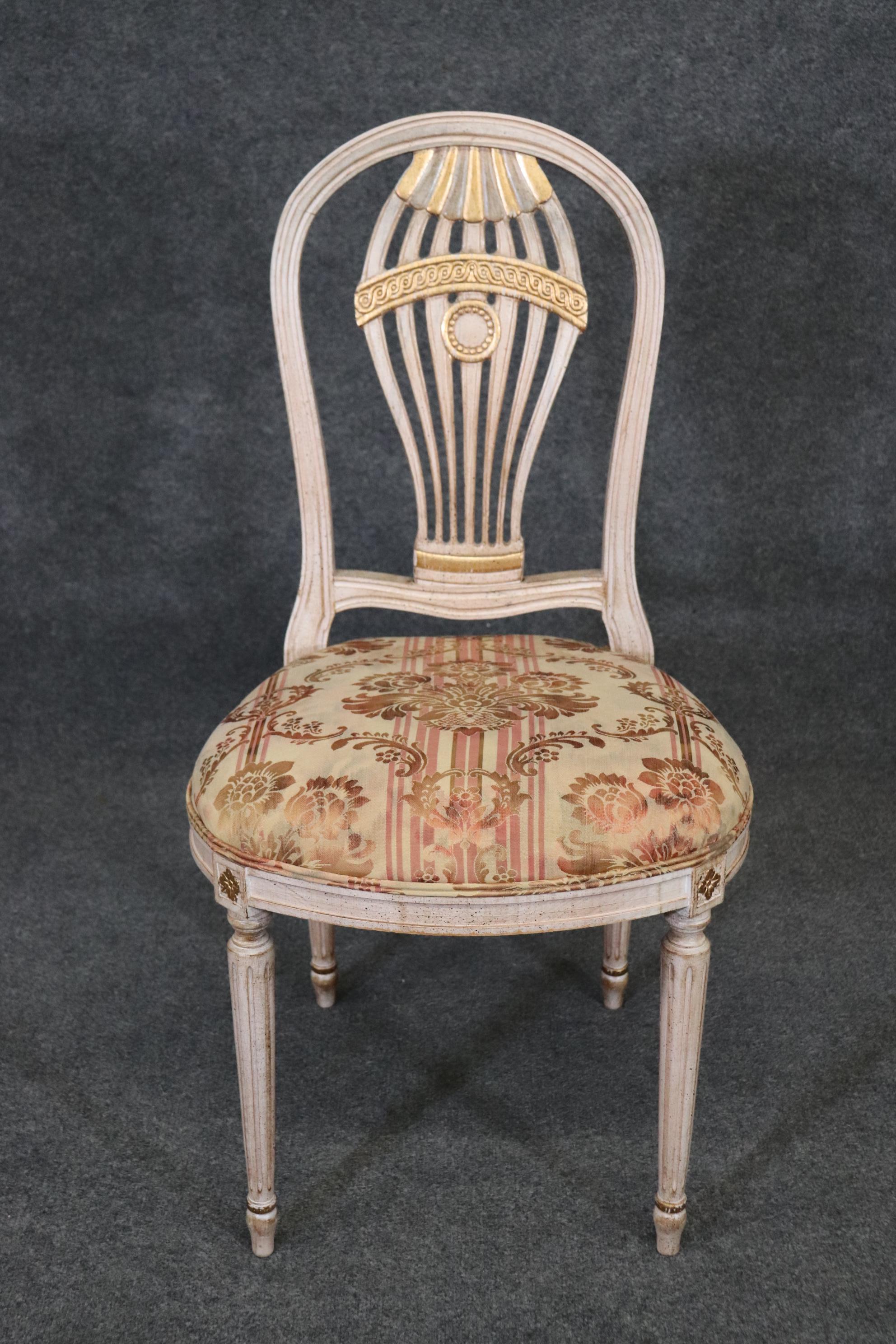 Milieu du XXe siècle Superbe ensemble de 8 chaises de salle à manger peintes et dorées attribuées à la Maison Jansen en vente
