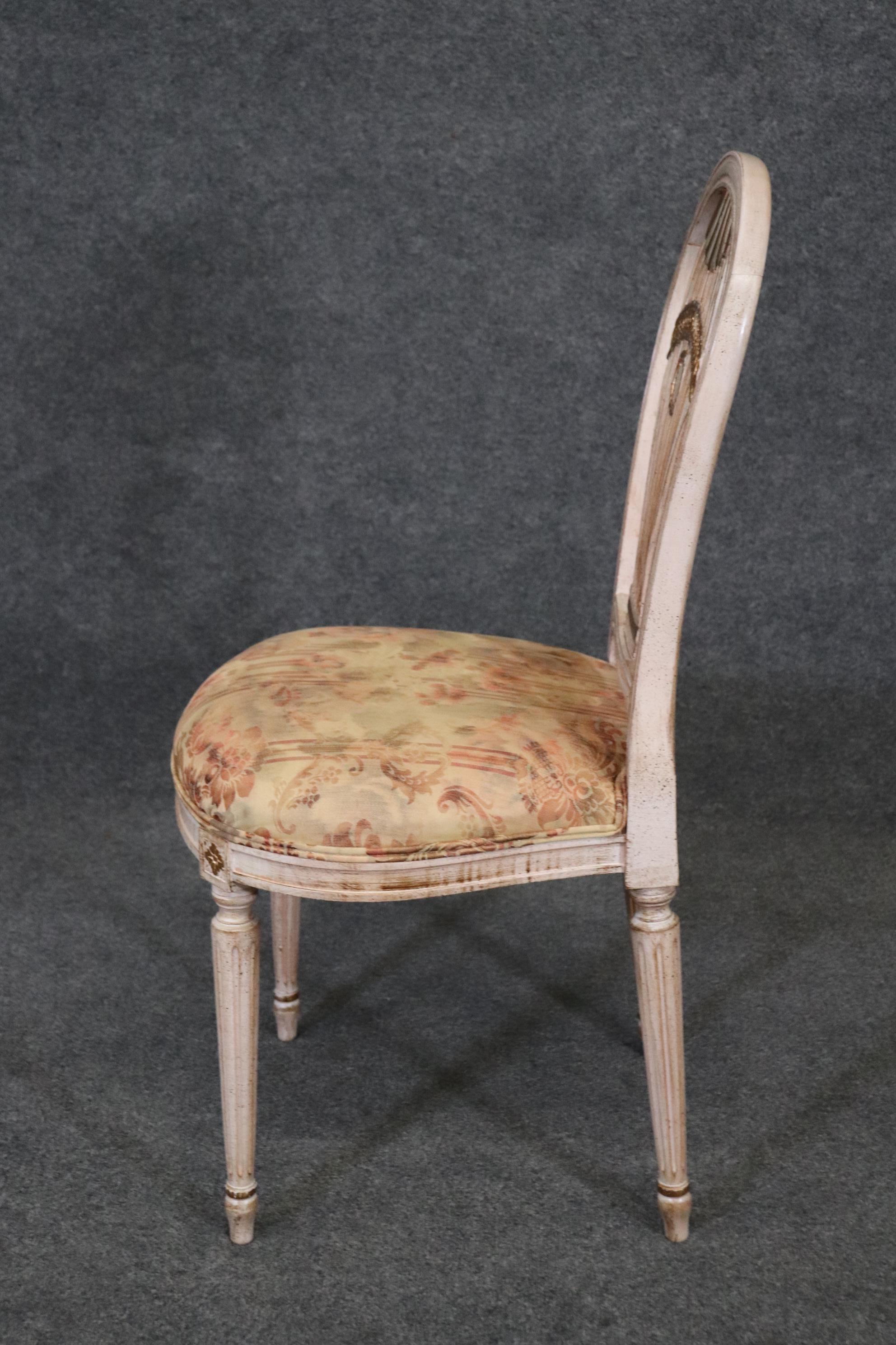 Noyer Superbe ensemble de 8 chaises de salle à manger peintes et dorées attribuées à la Maison Jansen en vente