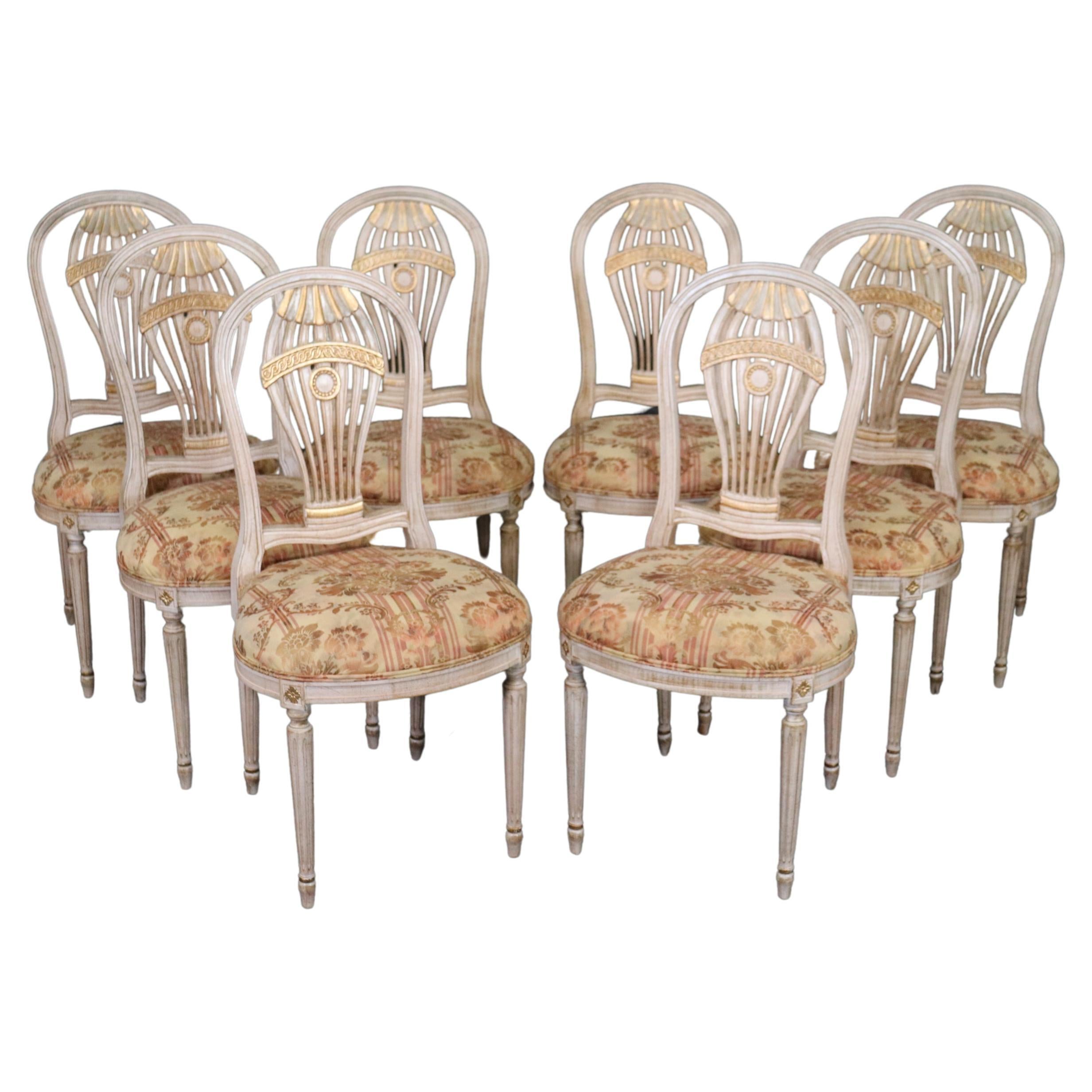 Superbe ensemble de 8 chaises de salle à manger peintes et dorées attribuées à la Maison Jansen en vente