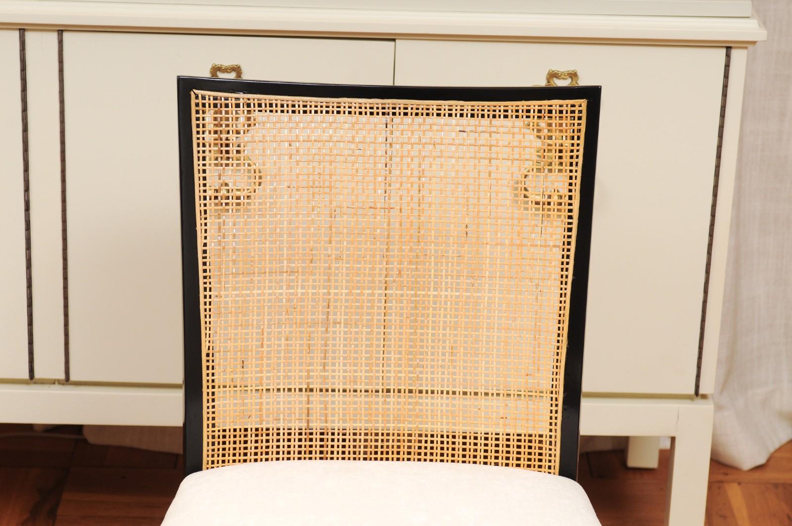 Superbe ensemble de 8 chaises cannées vintage en laque noire de Michael Taylor pour Baker en vente 3