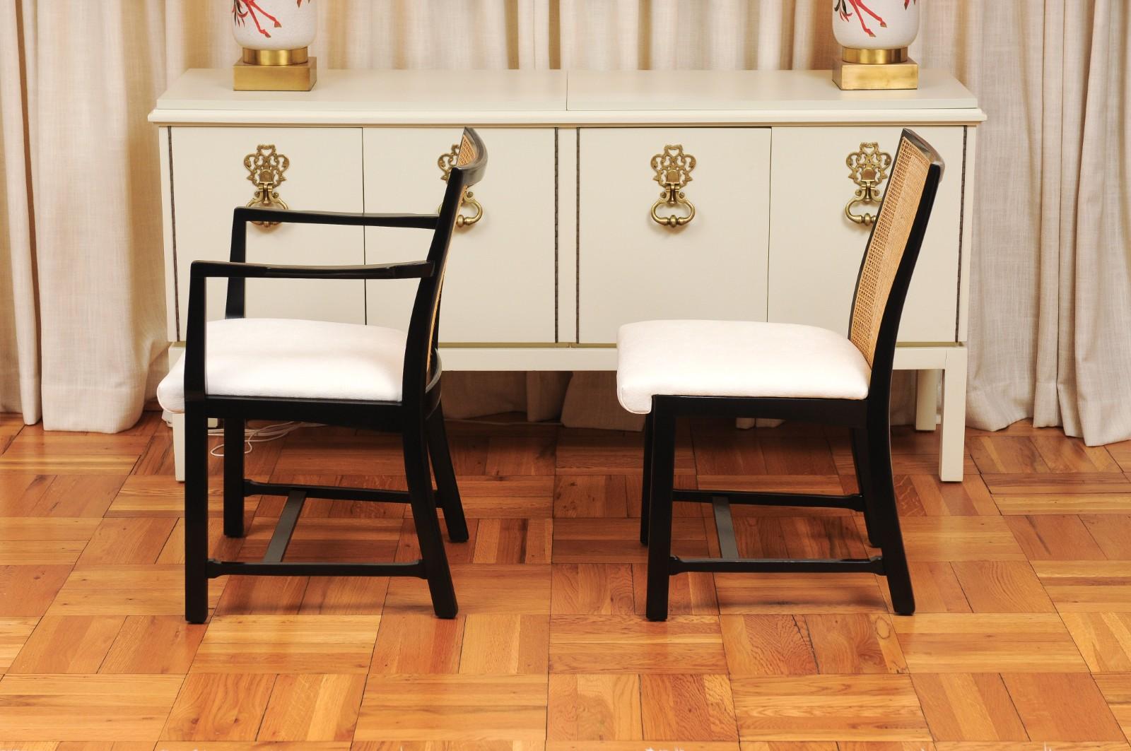 Superbe ensemble de 8 chaises cannées vintage en laque noire de Michael Taylor pour Baker en vente 8