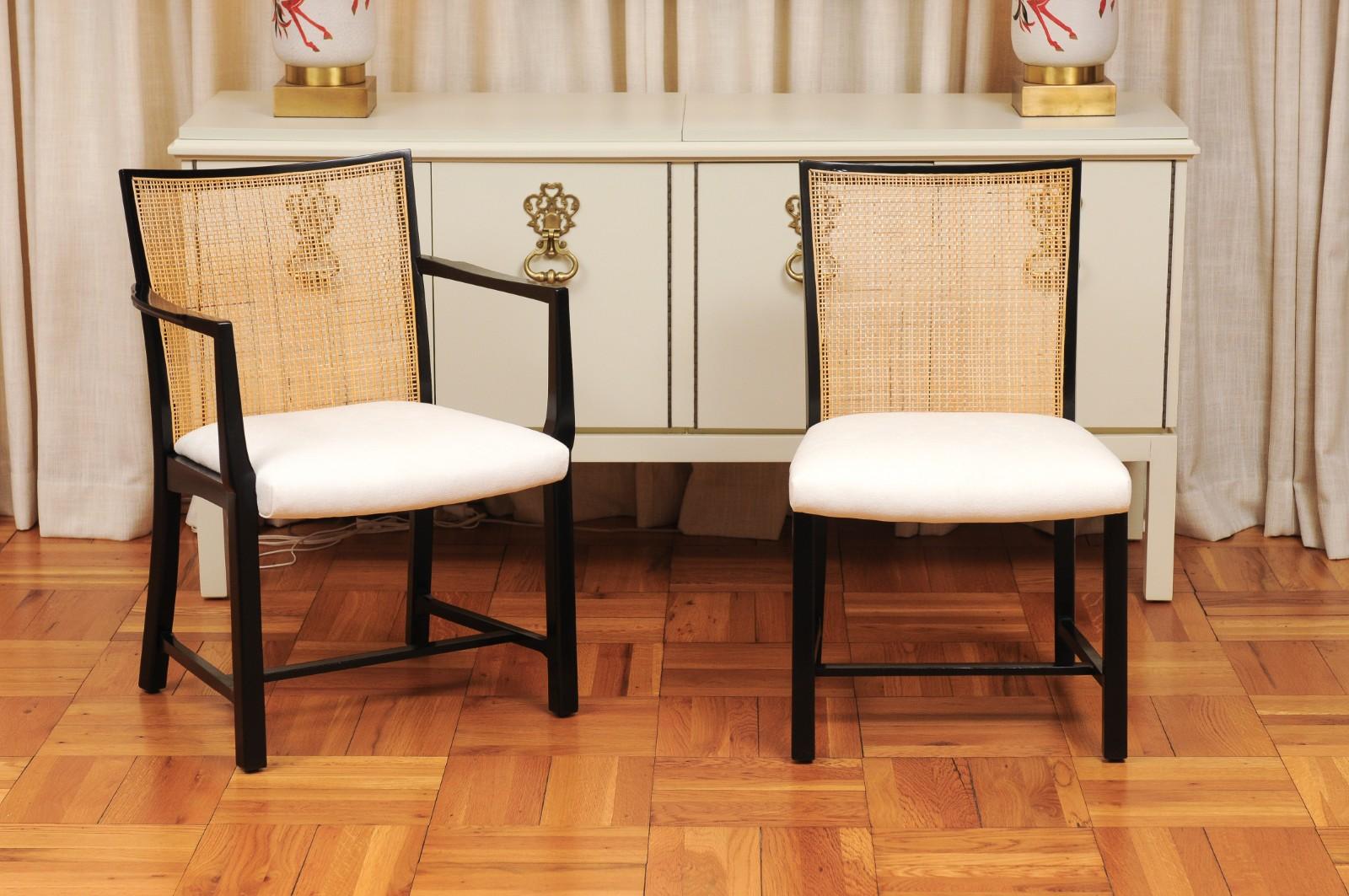 Organique Superbe ensemble de 8 chaises cannées vintage en laque noire de Michael Taylor pour Baker en vente