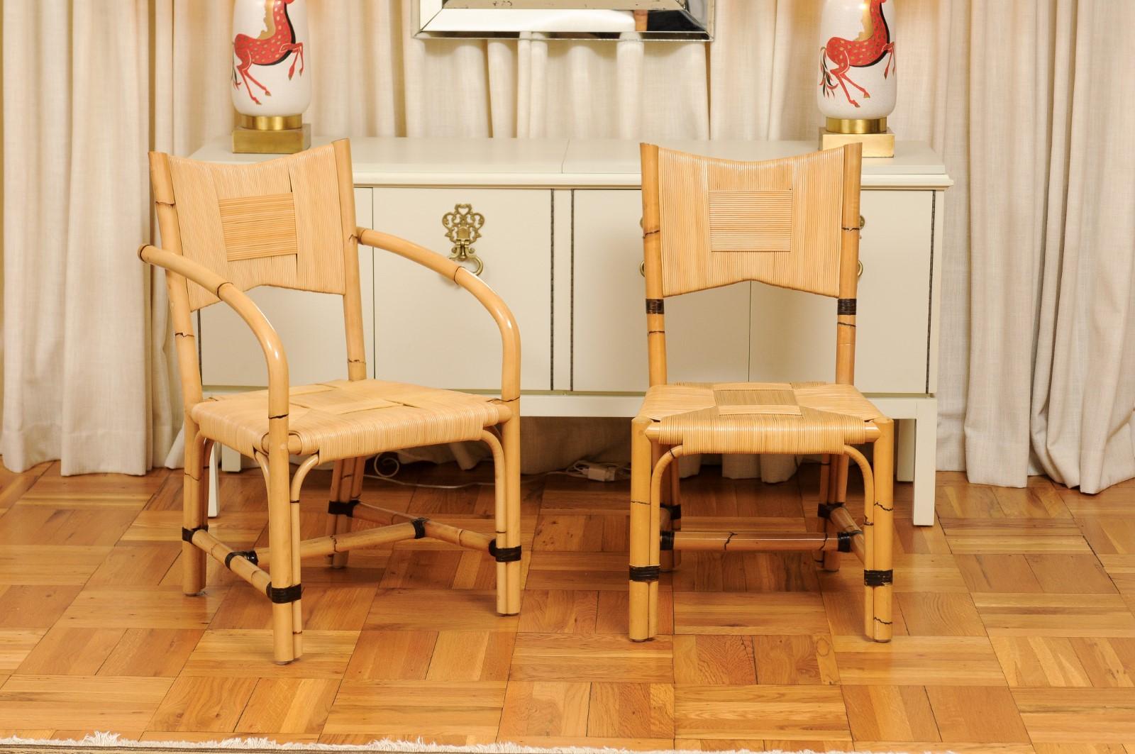 Uno splendido e raro set di otto (8) sedie da pranzo della collezione Merbau su ordinazione e a produzione limitata disegnata dallo stimato John Hutton (1947-2006) per Donghia, circa 1995. Il set è composto da due (2) braccioli e sei (6) sedie