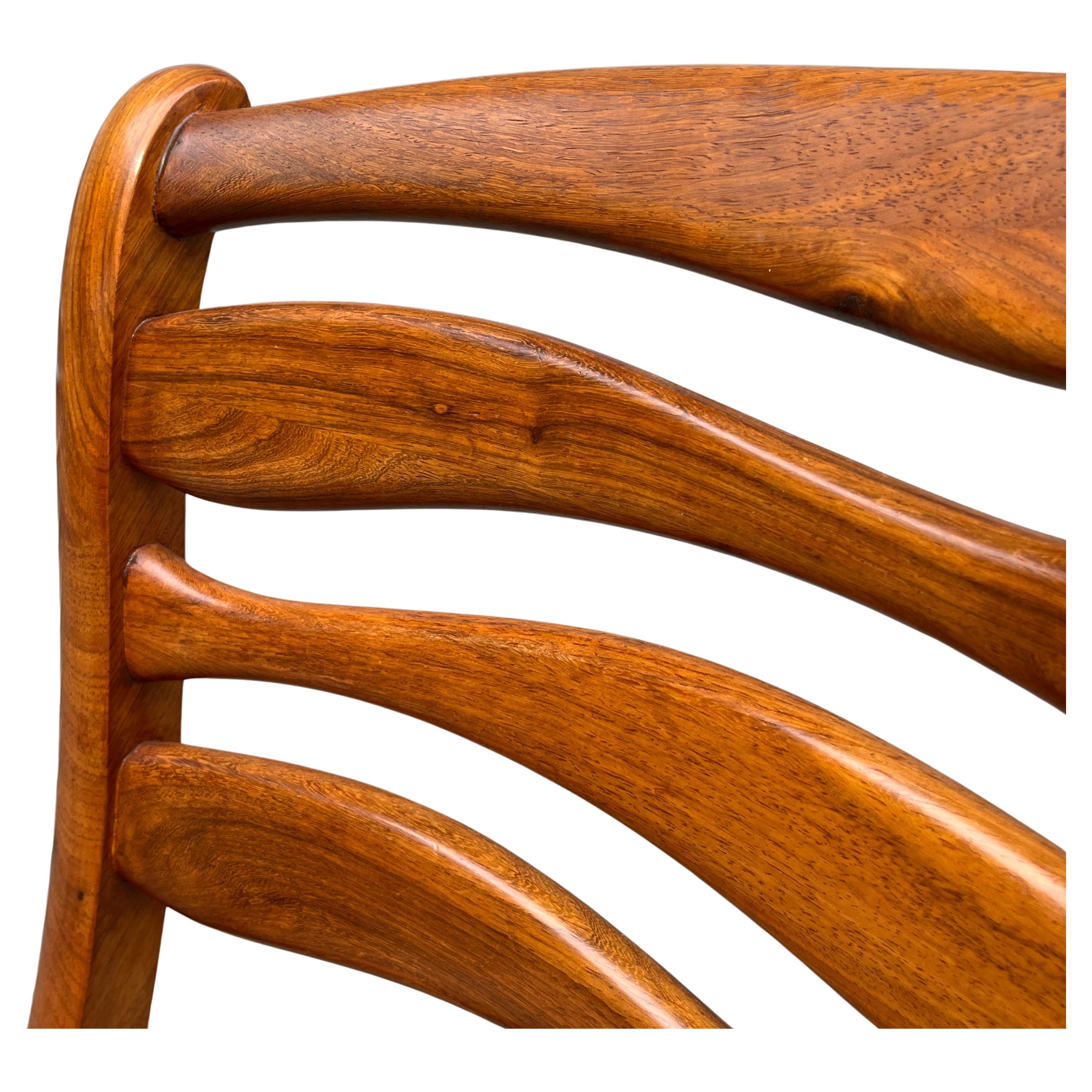 Schönes Set oder skulpturaler Esszimmerstuhl. Modernes Handwerk, das auf Form und Funktion achtet. Sehr komfortabel und langlebig. Holz unbekannt. Scheint aus Teakholz oder schwarzem Nussbaum zu sein.  Einzigartiges Set