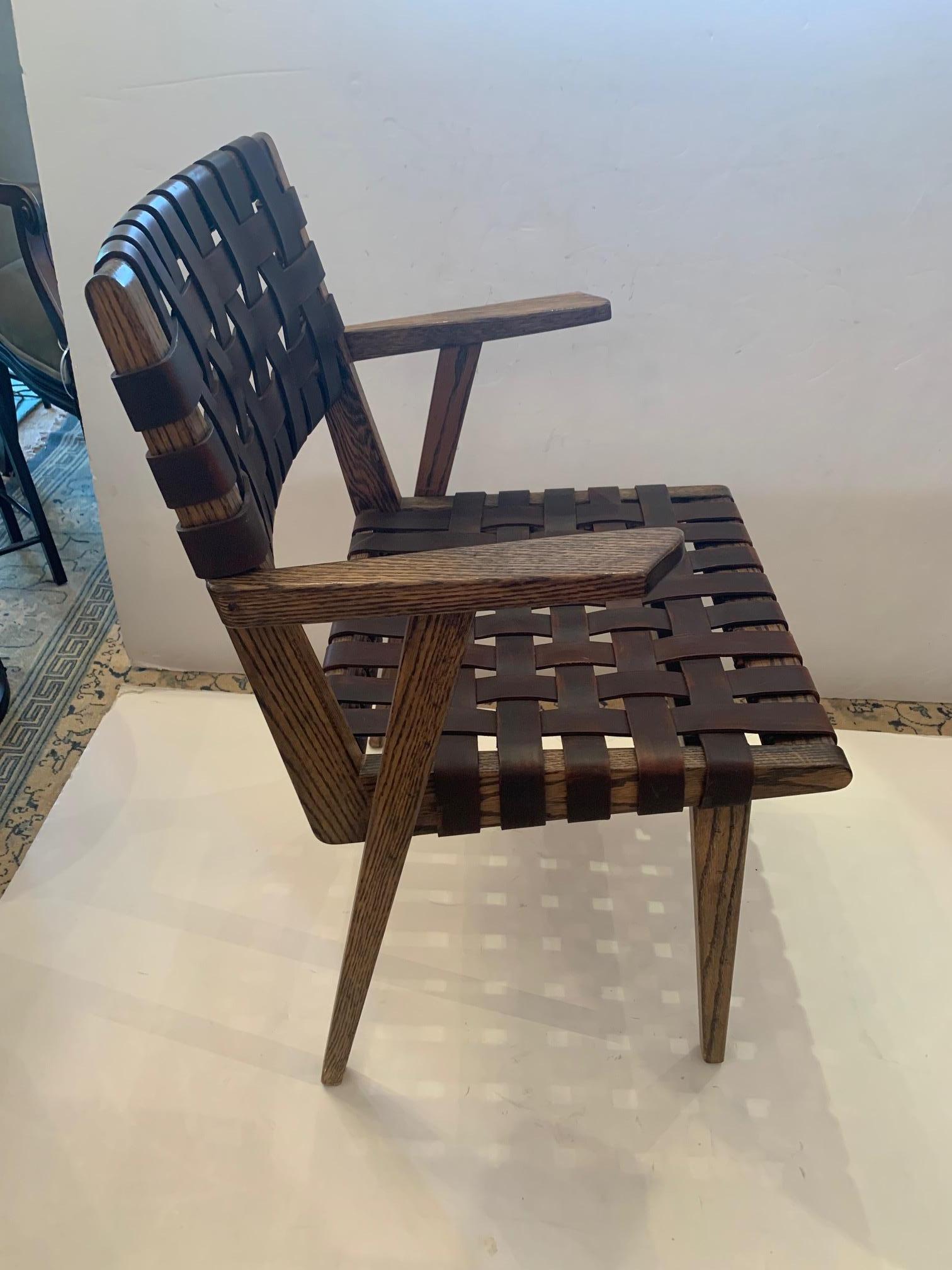 Un ensemble enviable de fauteuils de salle à manger vintage en chêne et cuir avec de lourdes sangles en cuir tressé dans le style et la manière de Jens Risom pour Knoll. Magnifique à l'avant comme à l'arrière, d'aspect riche et très confortable. Les