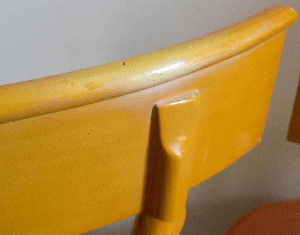 Superbe ensemble de chaises italiennes en bois laqué or jaune, datant d'environ 1950 en vente 4