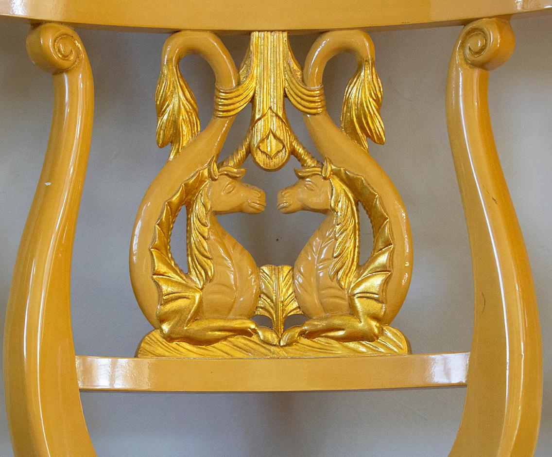20ième siècle Superbe ensemble de chaises italiennes en bois laqué or jaune, datant d'environ 1950 en vente