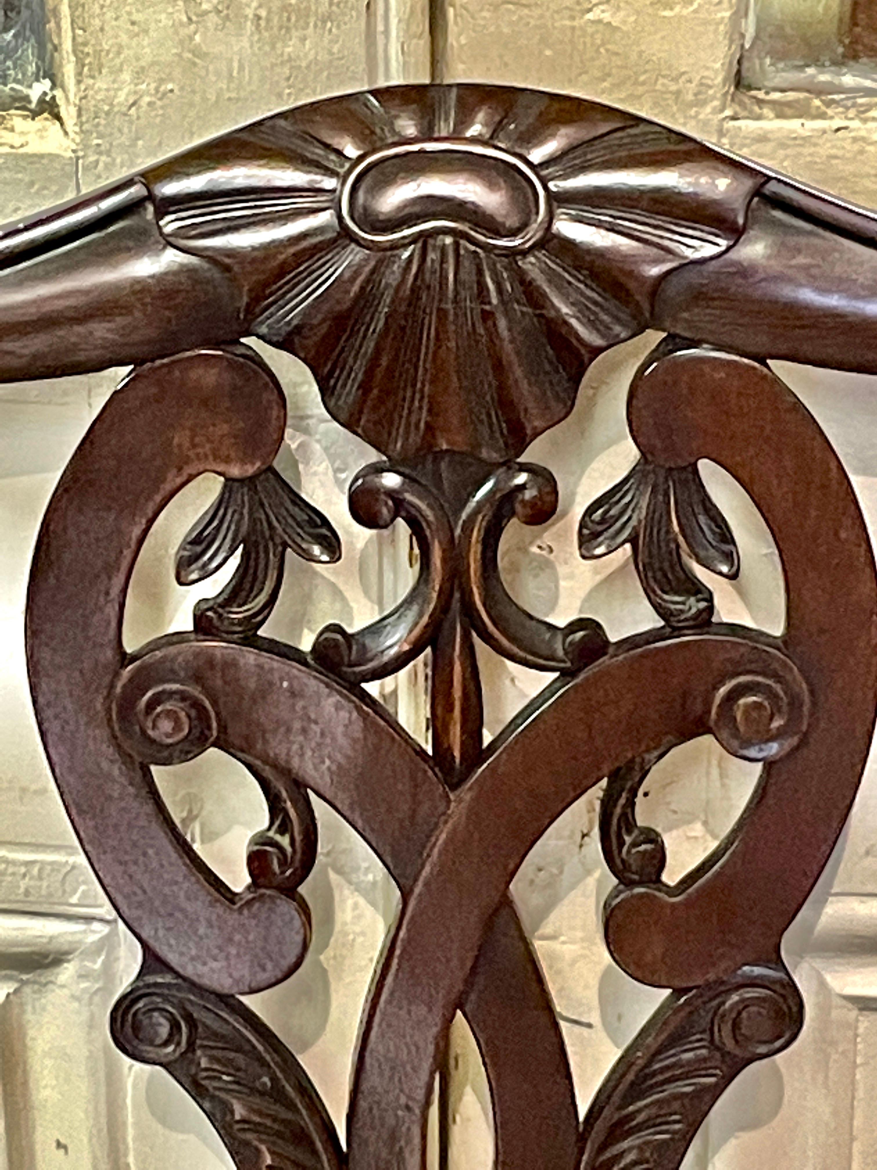 Anglais Superbe ensemble de six géométries anglaises anciennes Chaises en acajou sculpté à la main de style I/II en vente