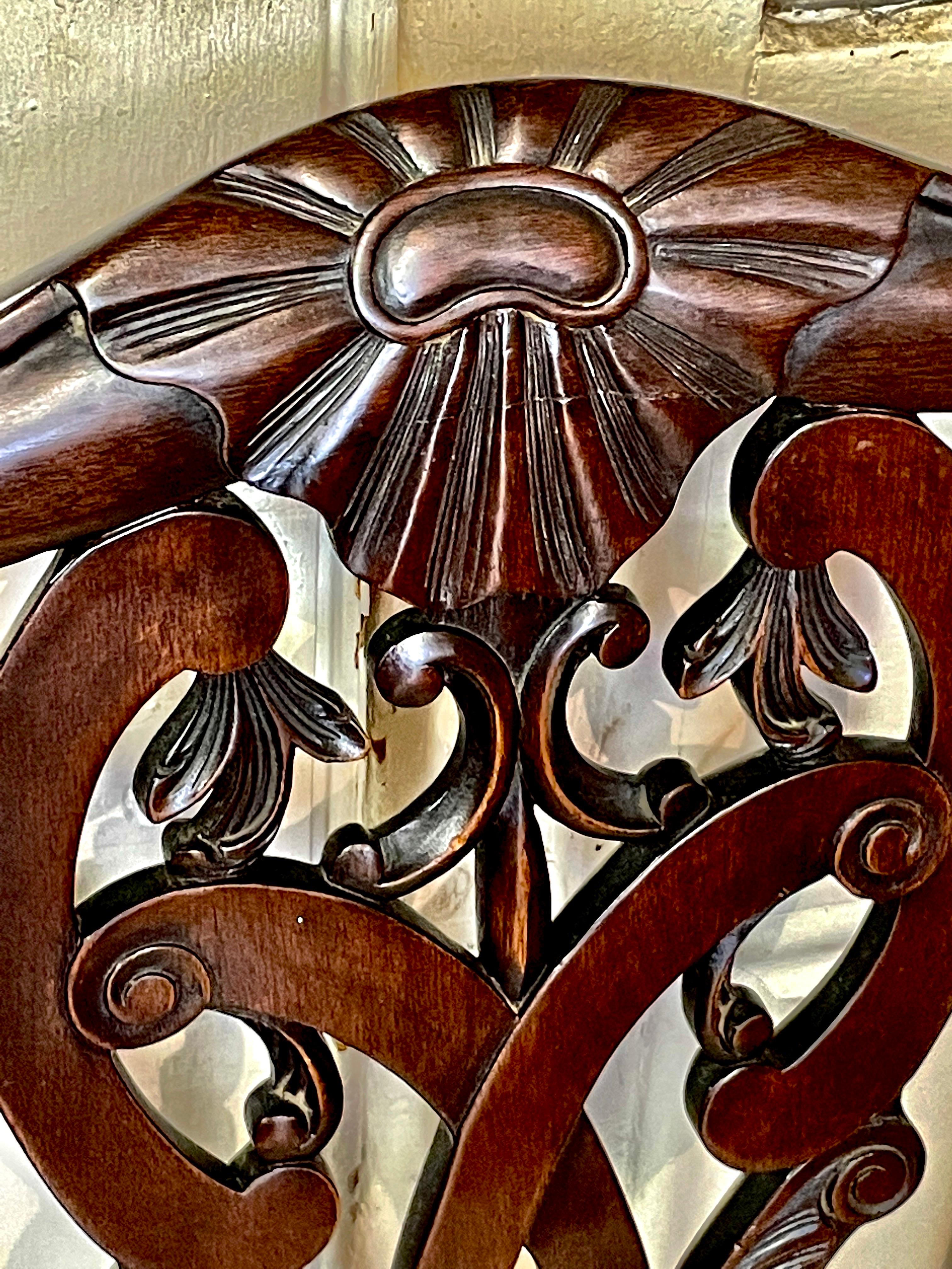 Superbe ensemble de six géométries anglaises anciennes Chaises en acajou sculpté à la main de style I/II Bon état - En vente à Charleston, SC