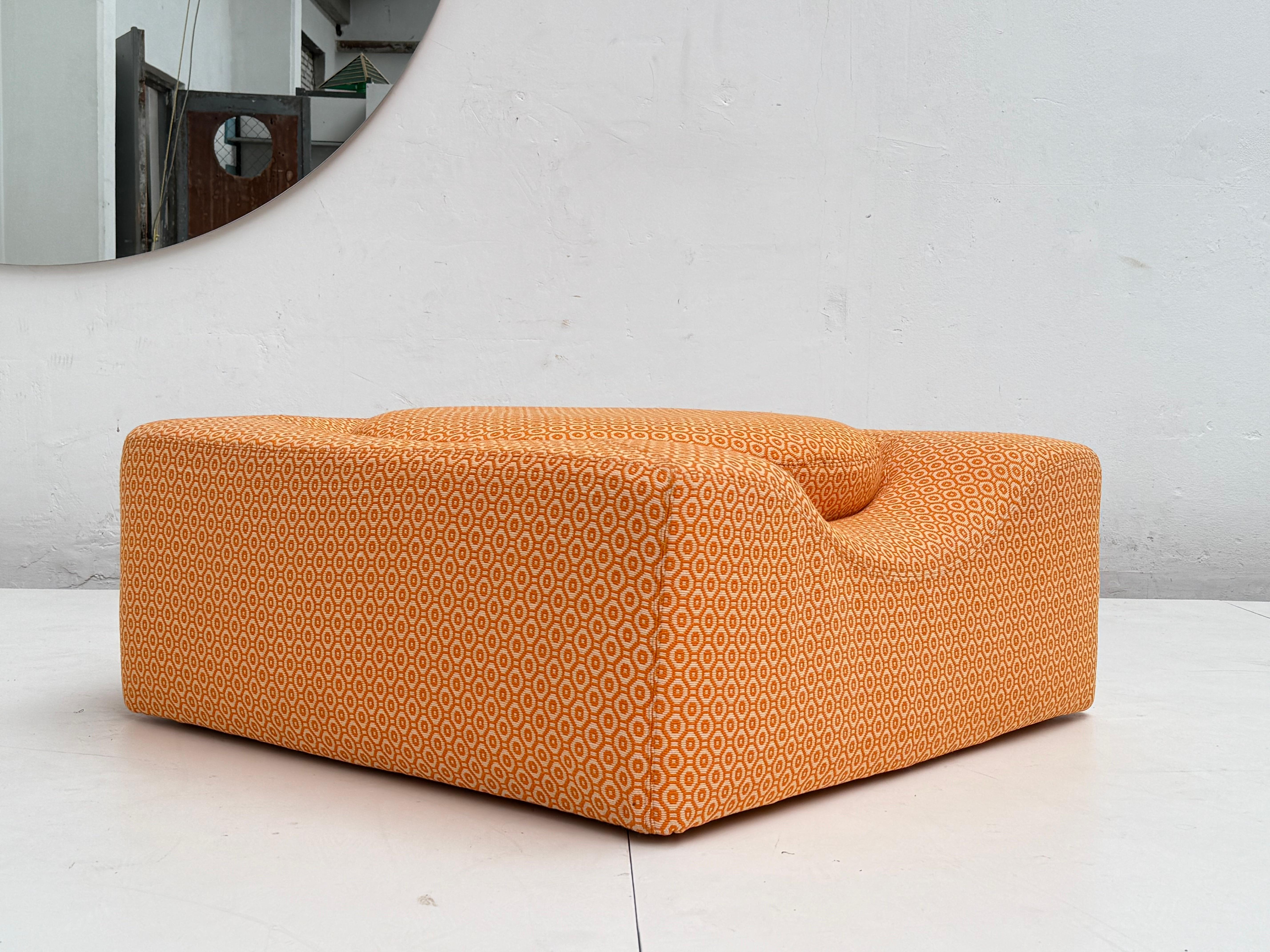 a Circa 1970 manufactured Minimalist Space Age Lounge Chair 

After stripping off the old fabric we saw some of the original foam went very brittle by usage and we had to restore the upper part of the interior foam with new Pantera foam
Then we