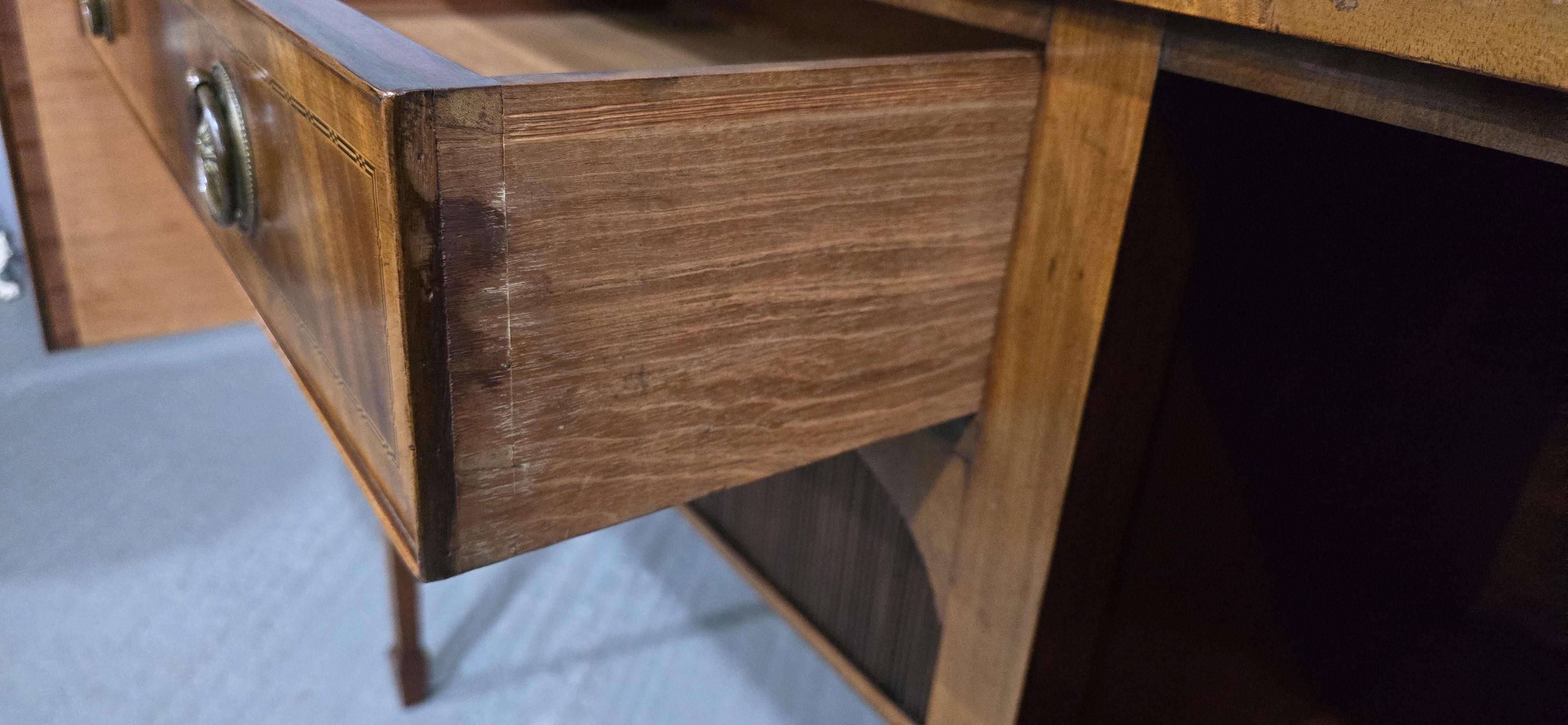 Prächtiges Sheraton Sideboard mit Intarsien im Angebot 5