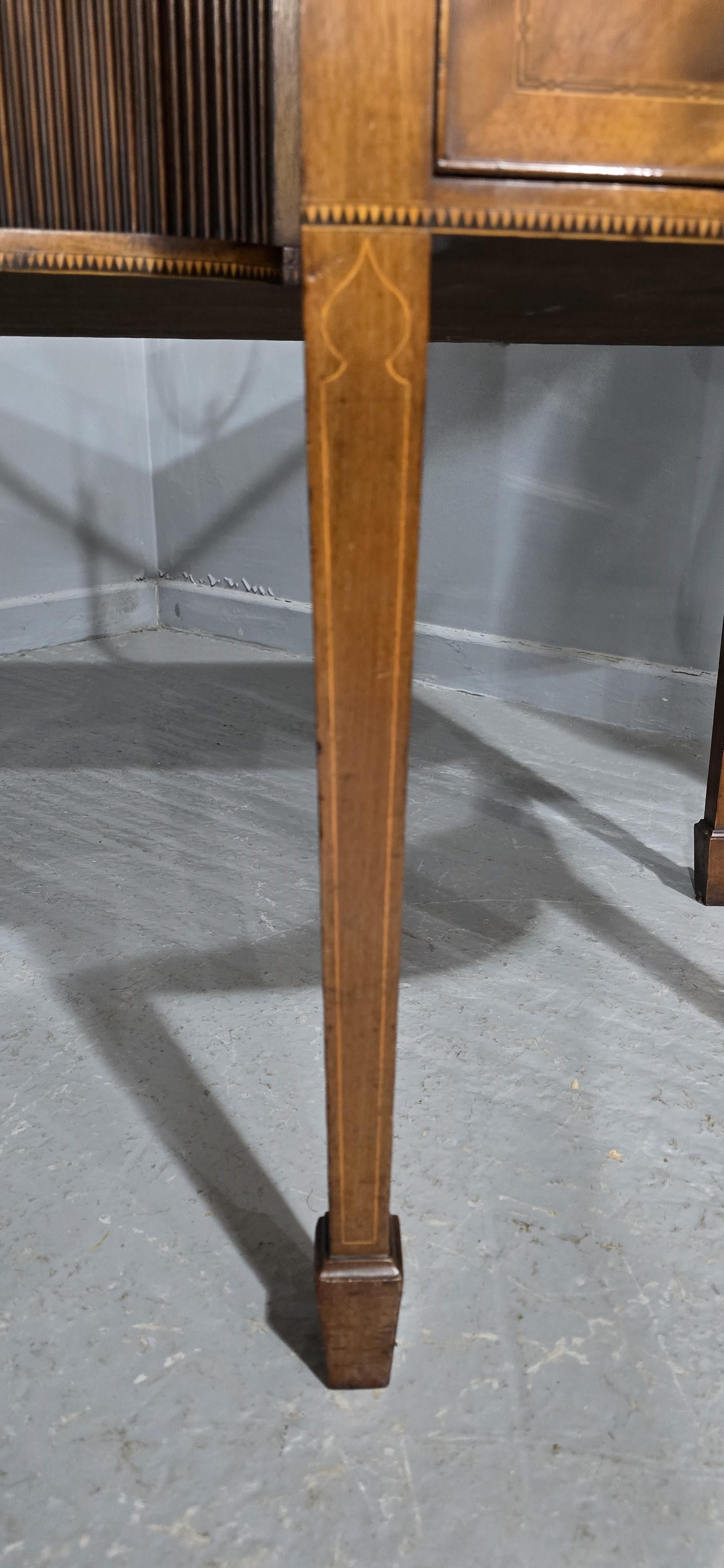 Prächtiges Sheraton Sideboard mit Intarsien im Angebot 8