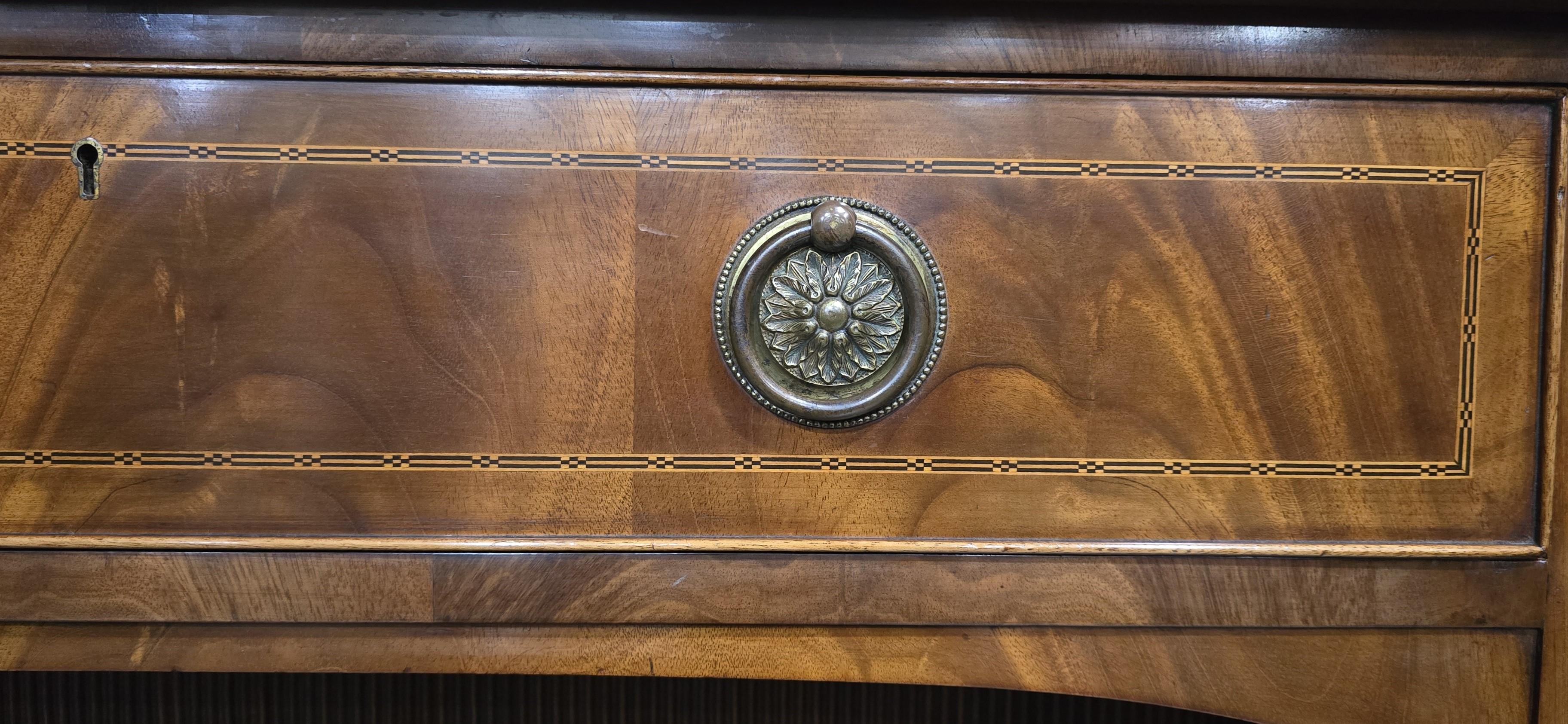 Prächtiges Sheraton Sideboard mit Intarsien im Angebot 9