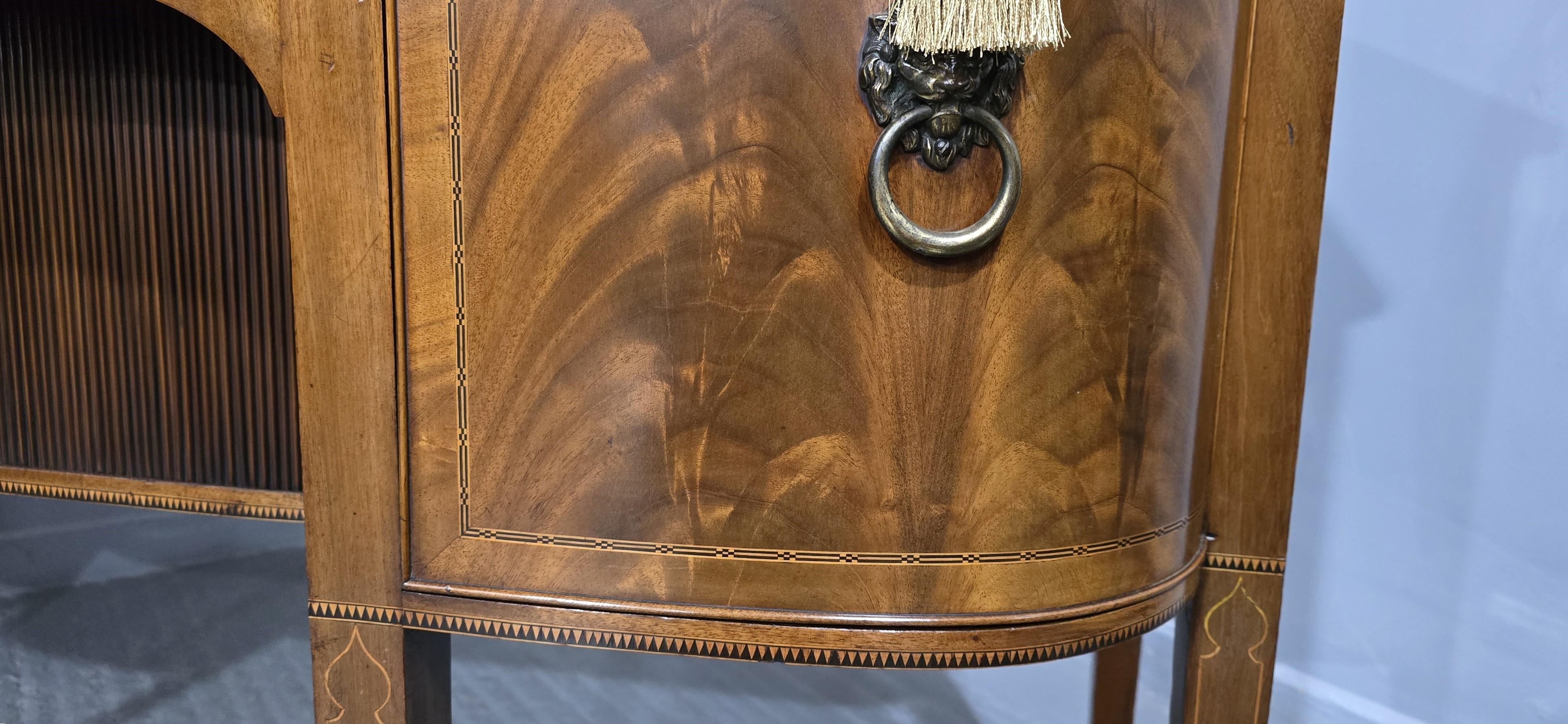 Prächtiges Sheraton Sideboard mit Intarsien im Angebot 10
