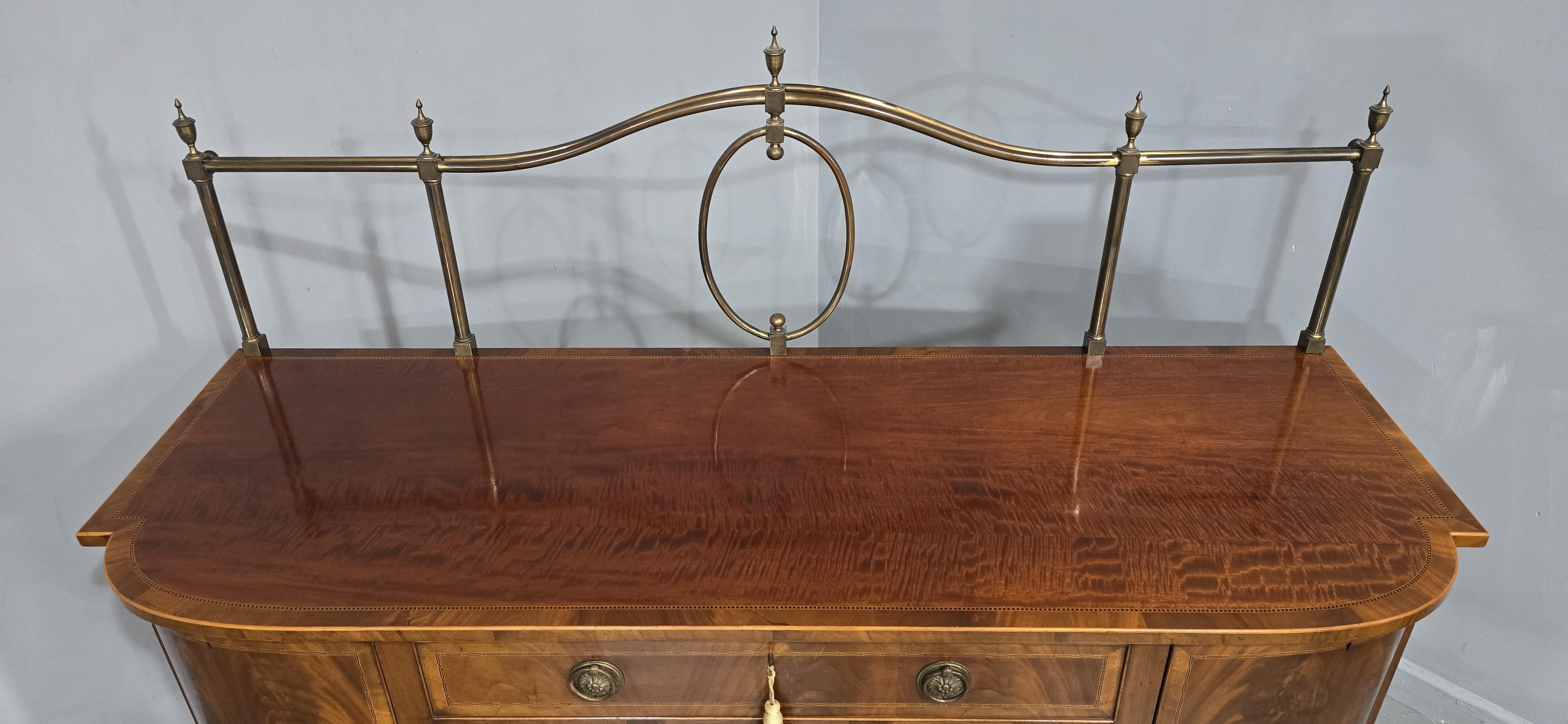 Prächtiges Sheraton Sideboard mit Intarsien im Angebot 12