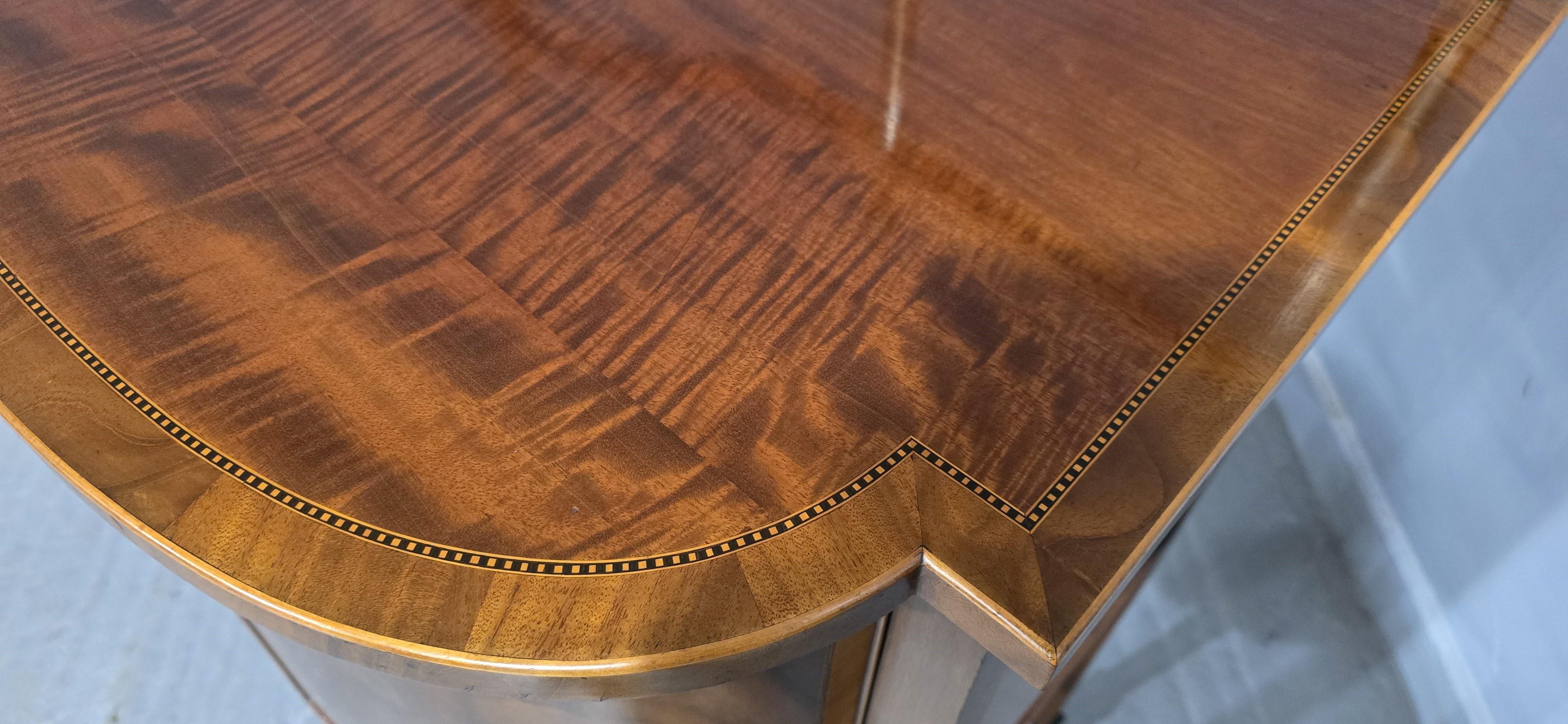 Prächtiges Sheraton Sideboard mit Intarsien im Angebot 13