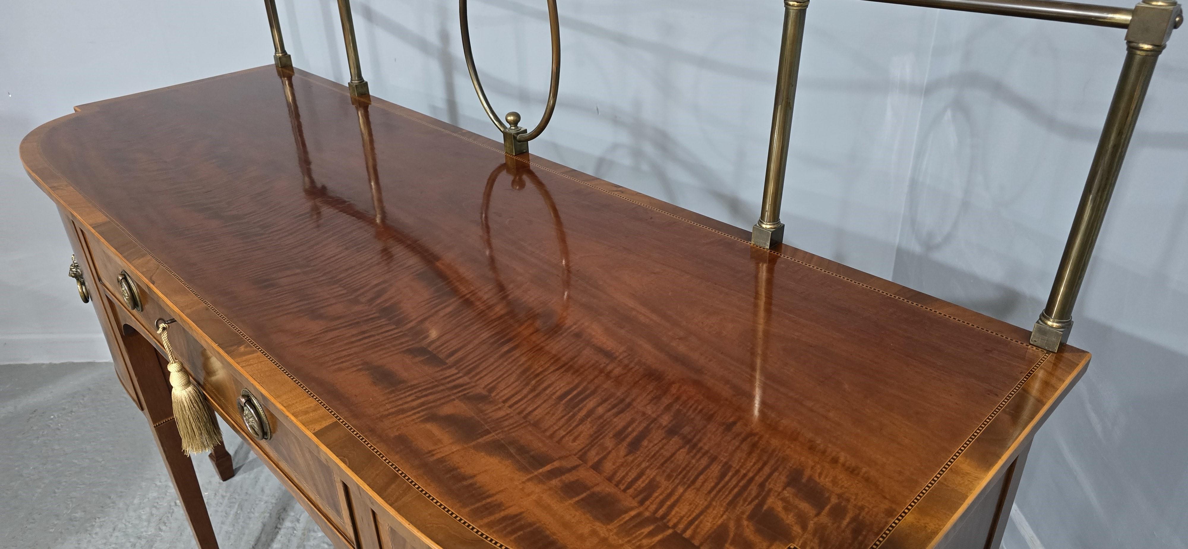 Prächtiges Sheraton Sideboard mit Intarsien im Angebot 14