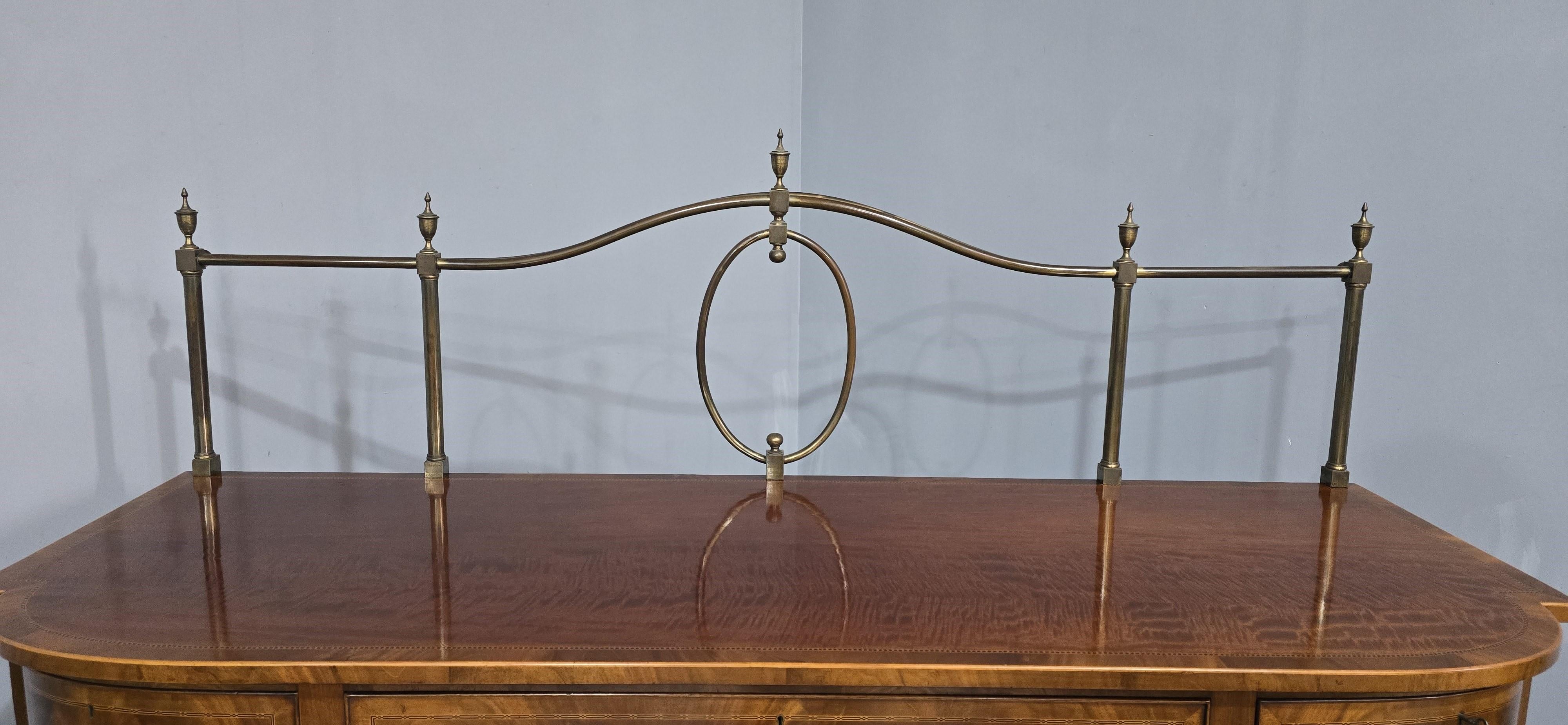 Prächtiges Sheraton Sideboard mit Intarsien im Zustand „Gut“ im Angebot in Swadlincote, GB