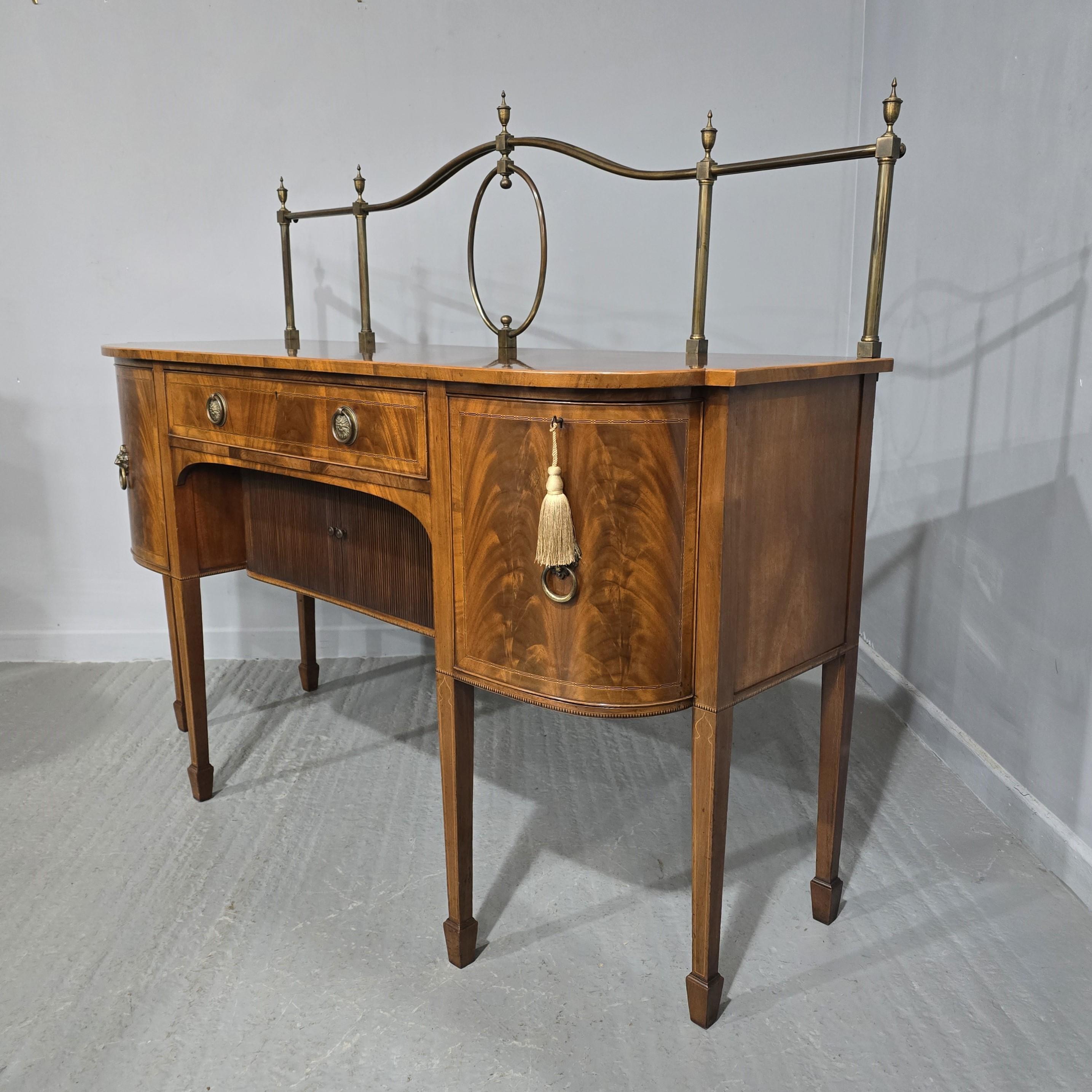 Prächtiges Sheraton Sideboard mit Intarsien im Angebot 1