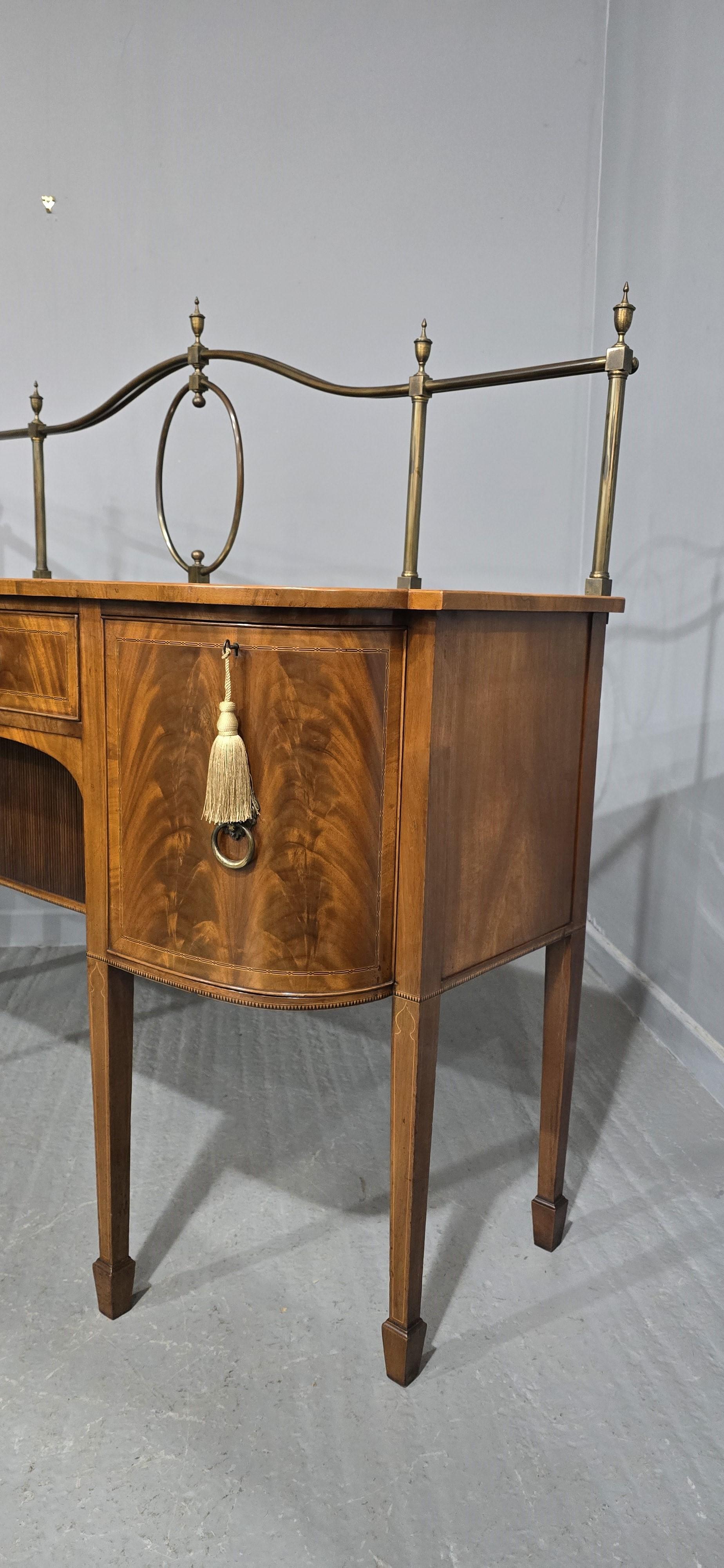 Prächtiges Sheraton Sideboard mit Intarsien im Angebot 2