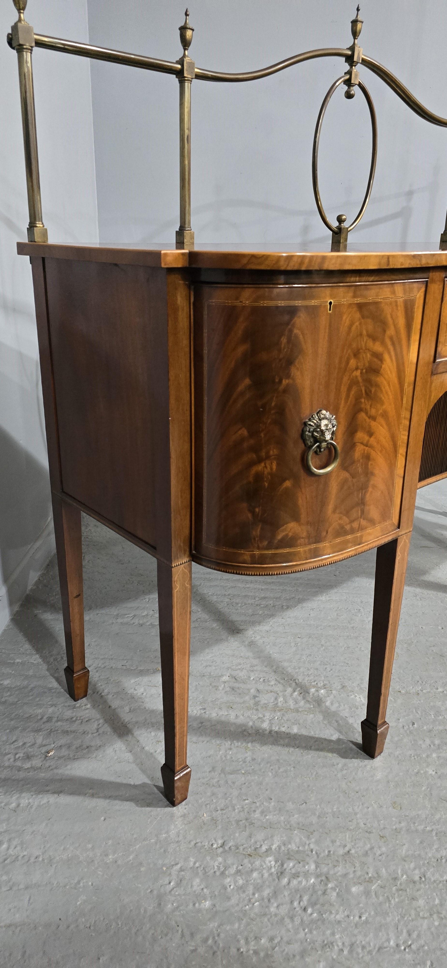 Prächtiges Sheraton Sideboard mit Intarsien im Angebot 3