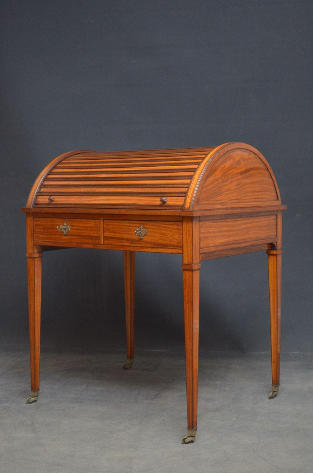 Sn4637 Elegante scrittoio tardo-vittoriano in legno di raso, con piano ad arco a tamburo che si apre per rivelare i fori per i piccioni, piccoli cassetti intarsiati e a scorrimento, piano di scrittura in pelle verde, il tutto sopra 2 cassetti